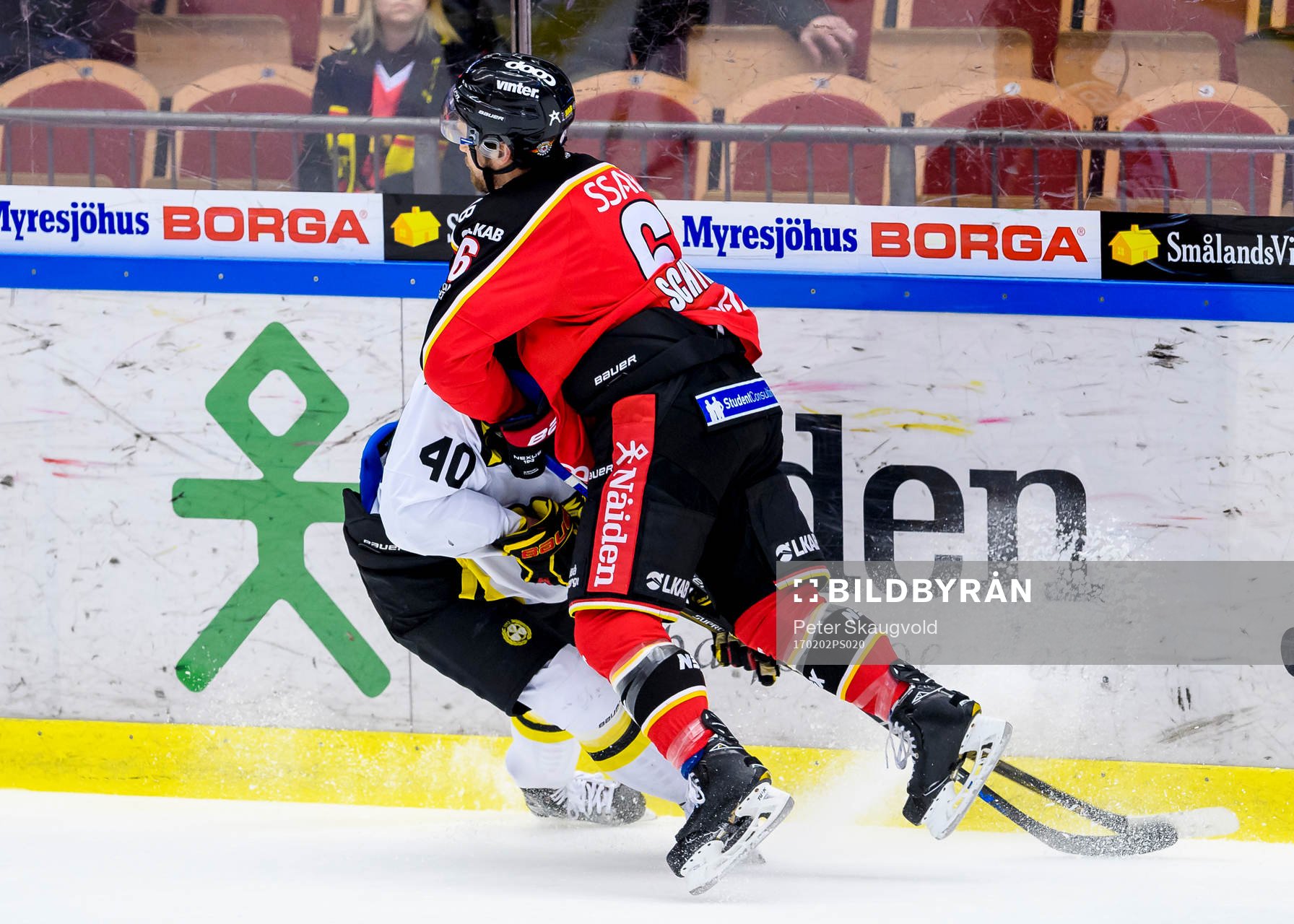 Luleås Craig Schira tacklar Brynäs Jesper Jensen