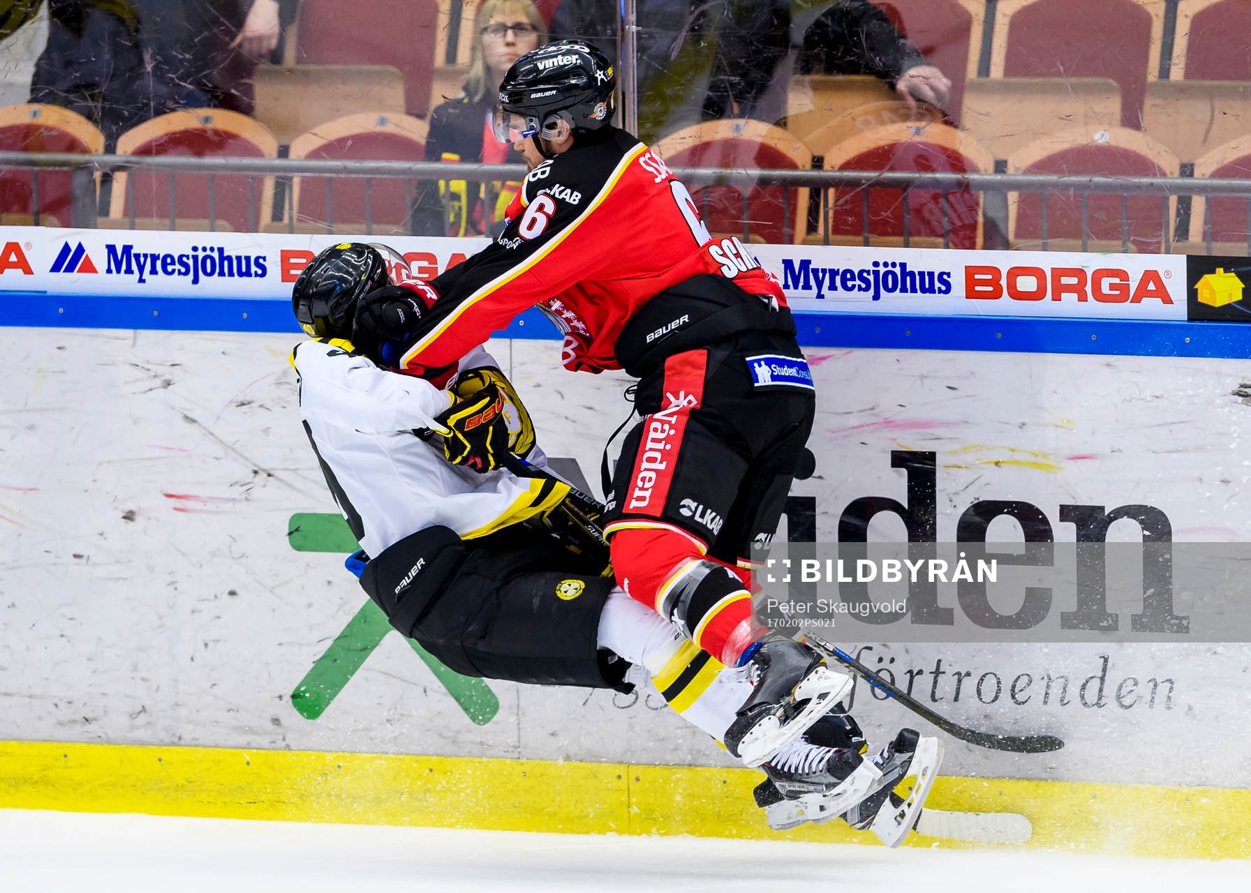 Luleås Craig Schira tacklar Brynäs Jesper Jensen