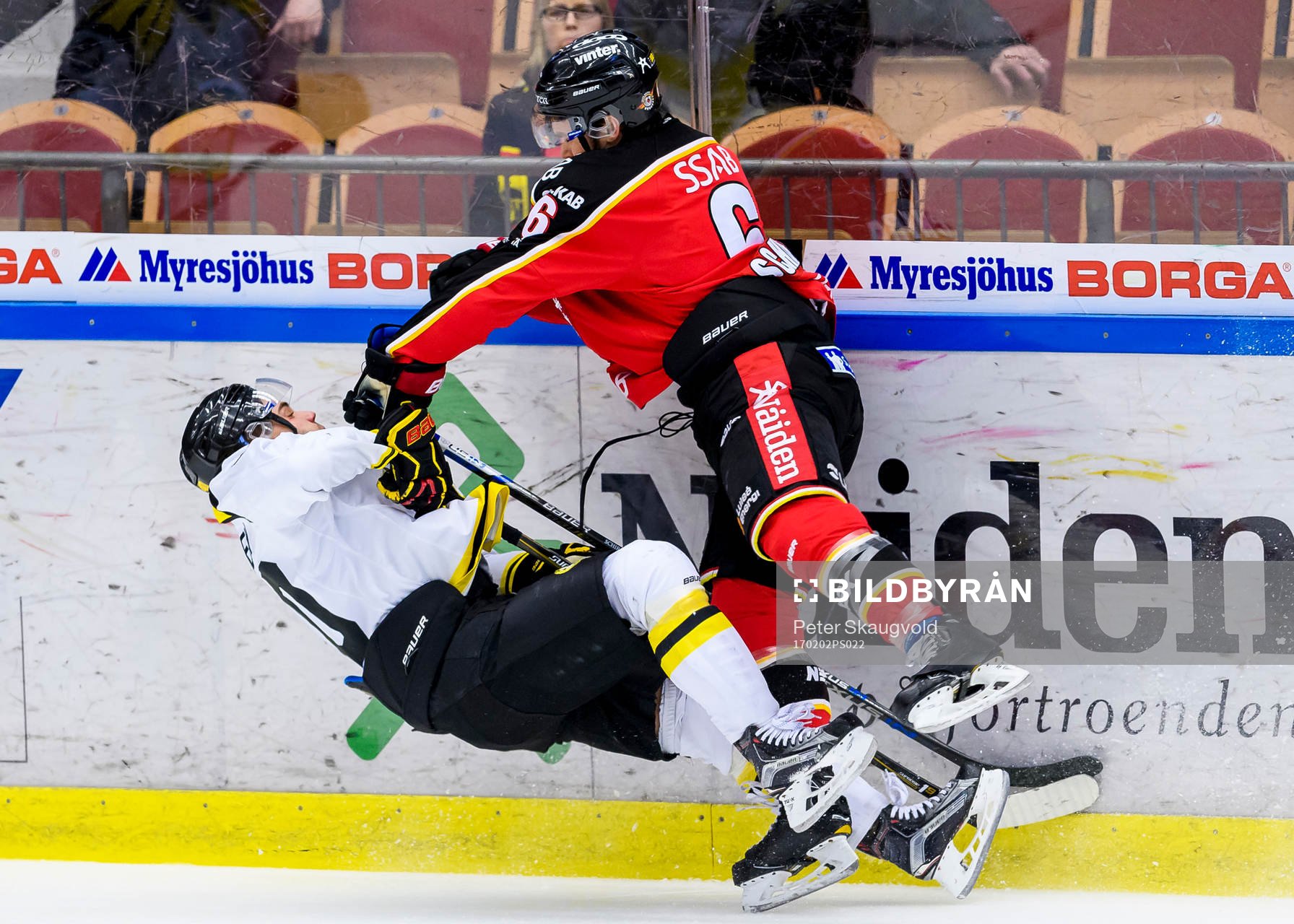 Luleås Craig Schira tacklar Brynäs Jesper Jensen