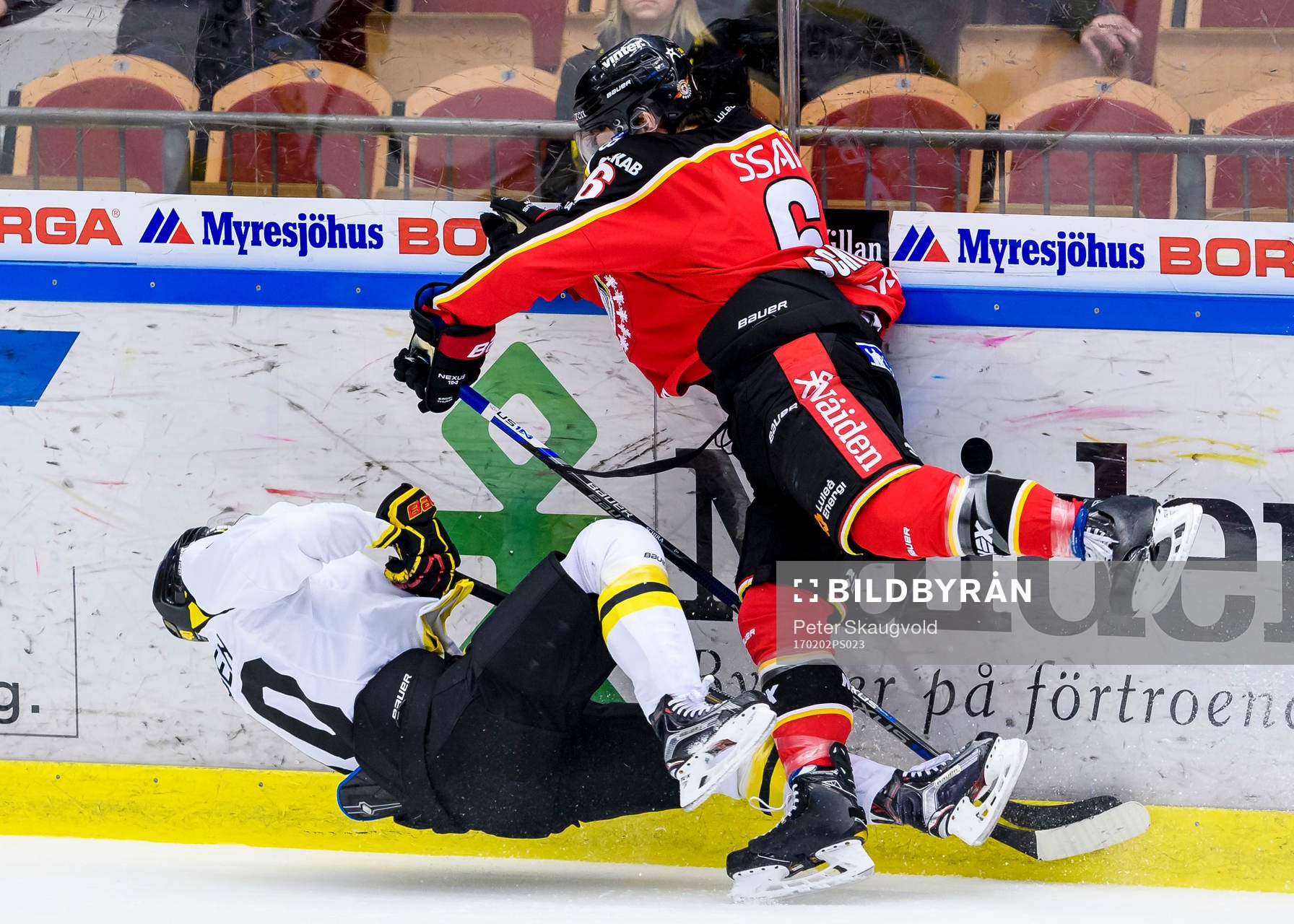 Luleås Craig Schira tacklar Brynäs Jesper Jensen
