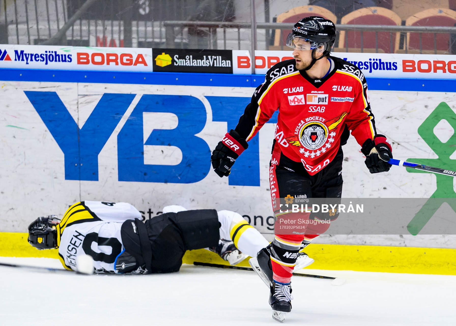 Luleås Craig Schira tacklar Brynäs Jesper Jensen