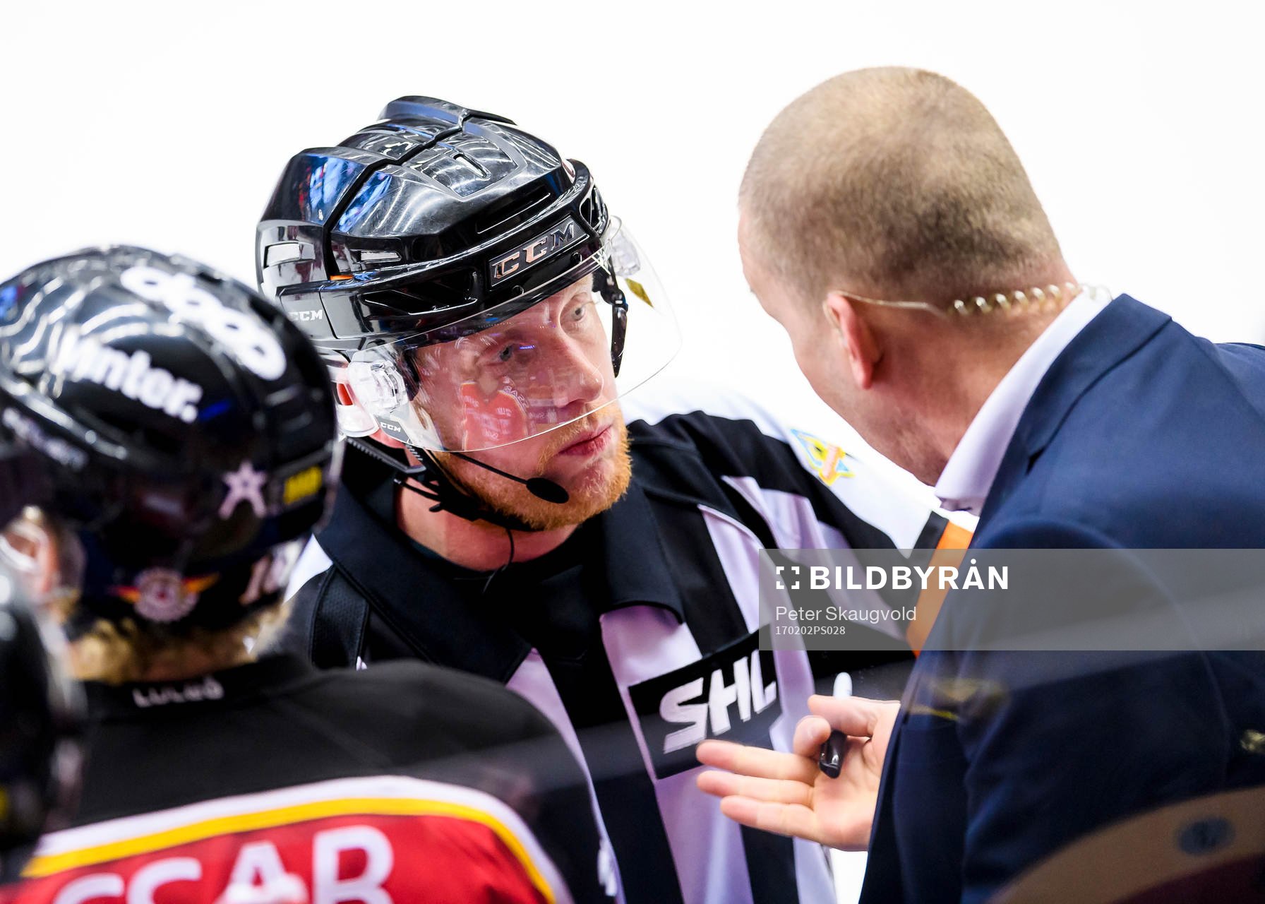 Domare Mikael Holm pratar med Luleås huvudtränare Stefan