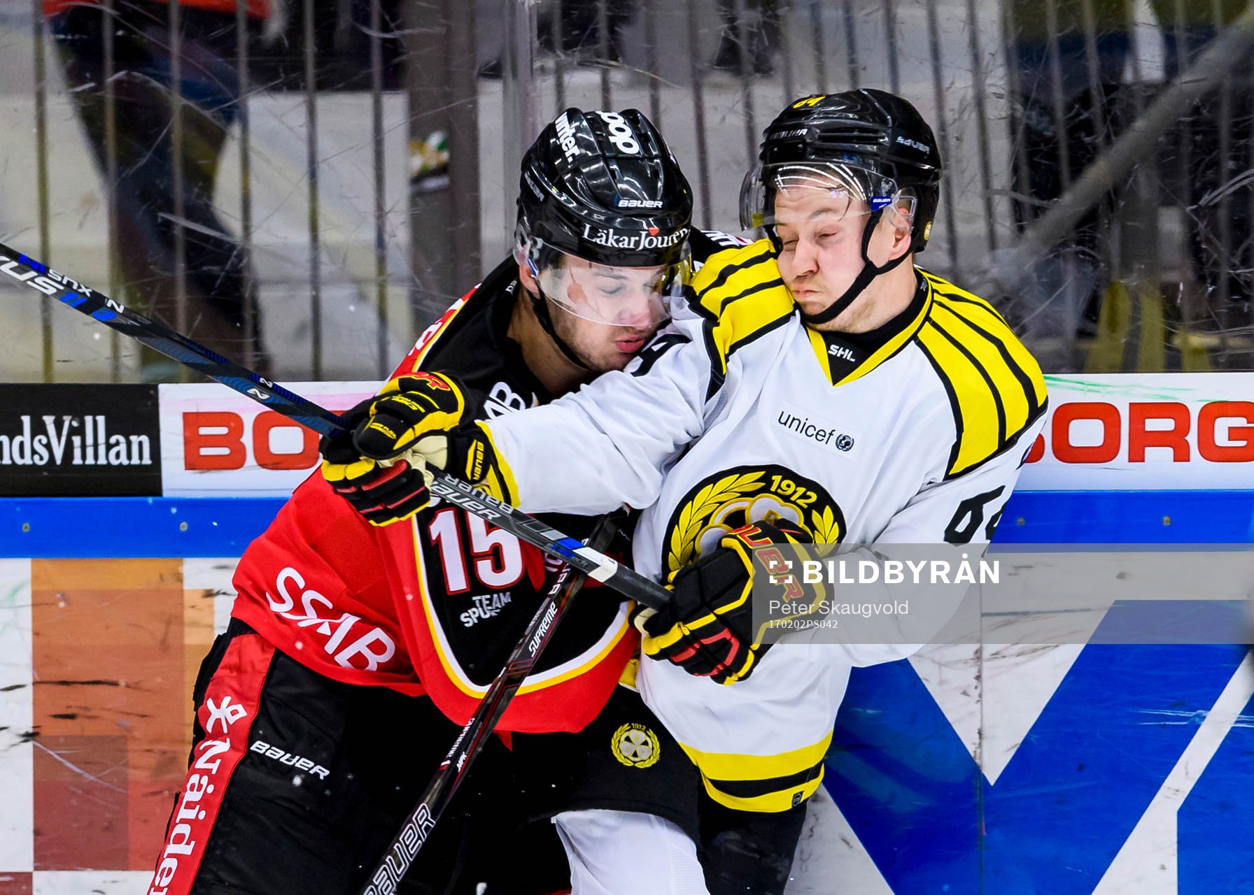 Luleås Christian Jaros tacklar Brynäs Jonathan Pudas
