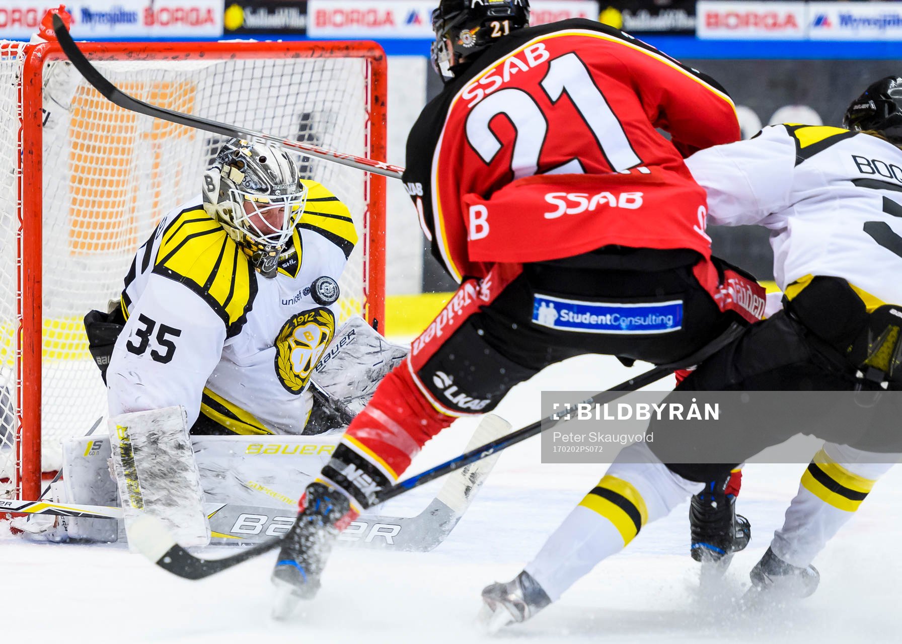 Brynäs målvakt David Rautio räddar ett skott från