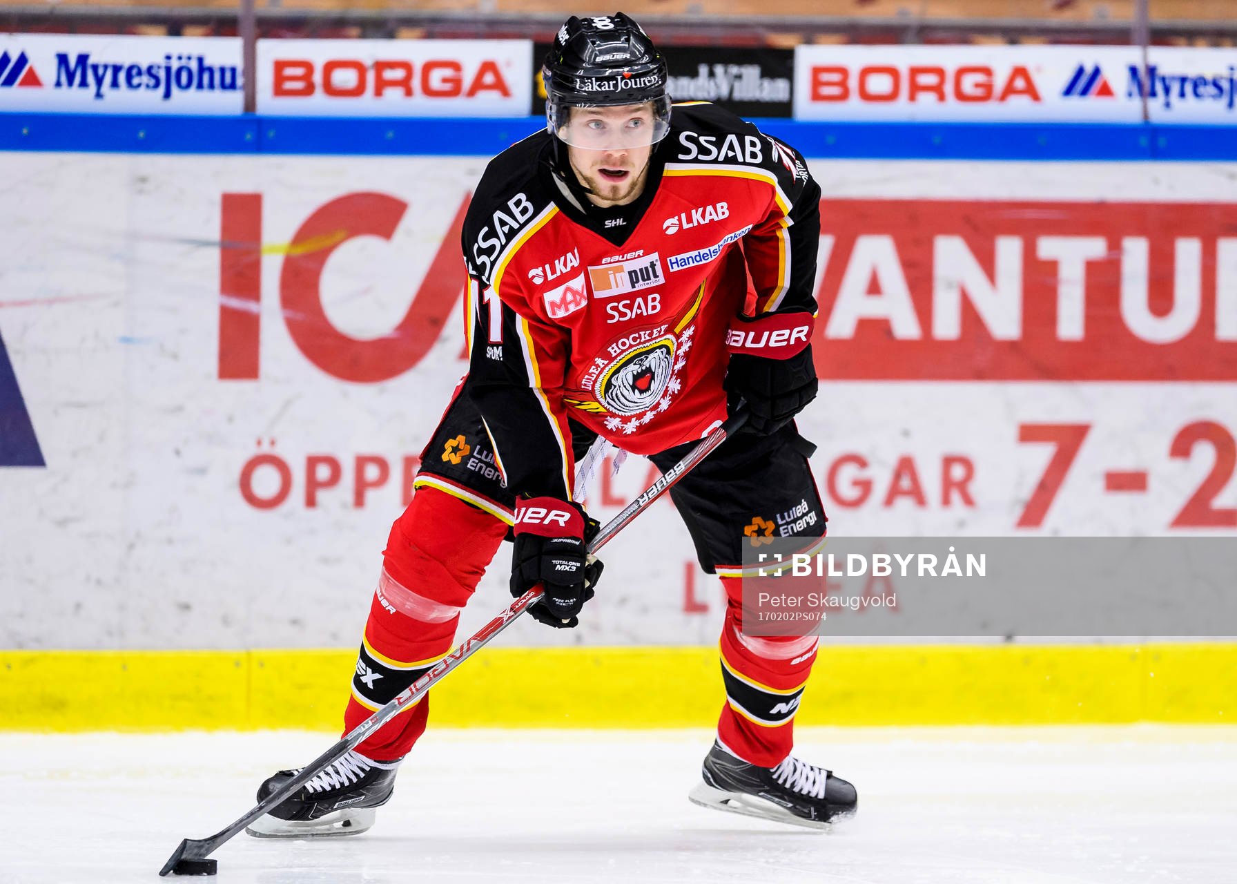 Luleås Petter Emanuelsson med pucken