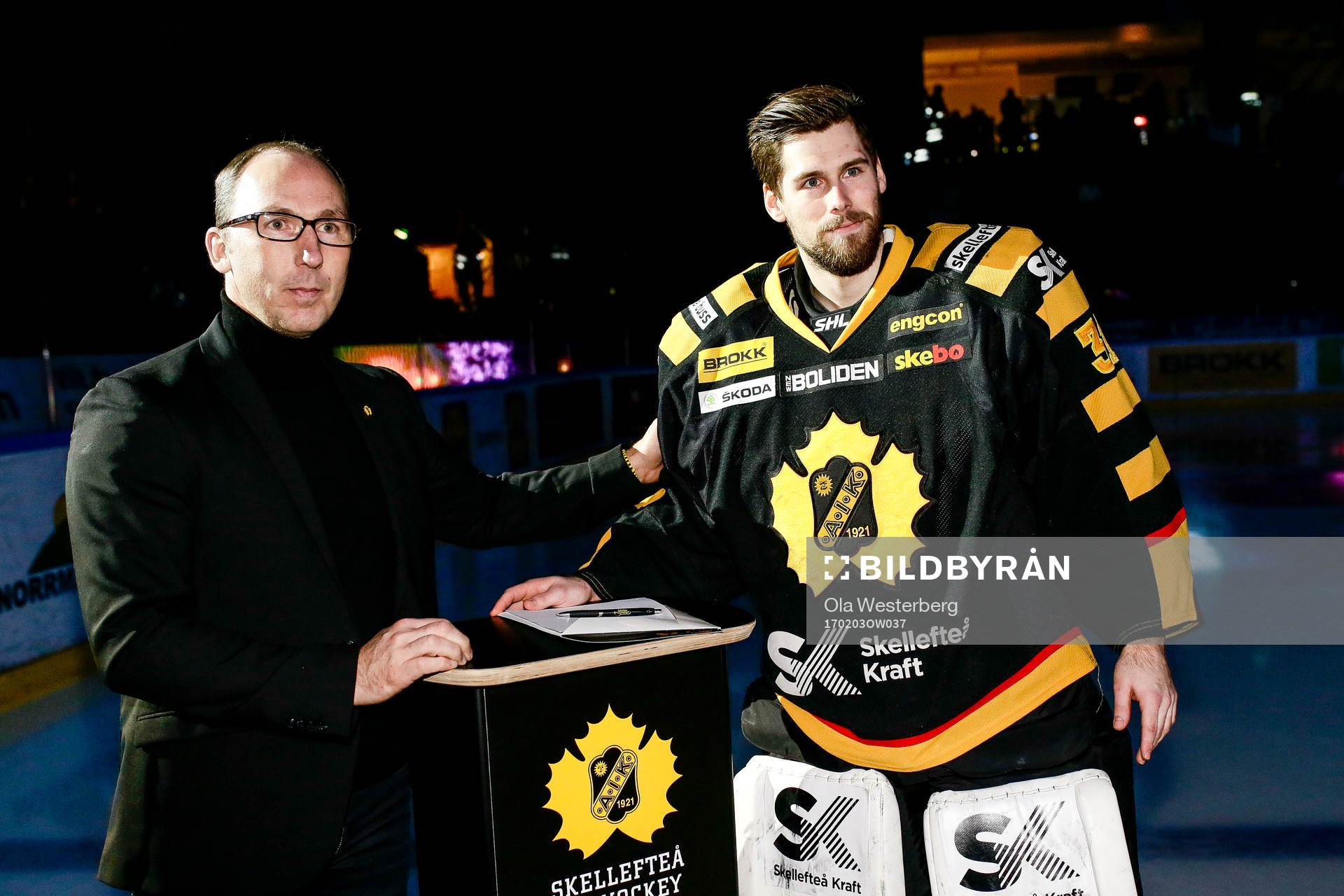 Skellefteås sportchef Mikael Lindgren skriver kontrakt med