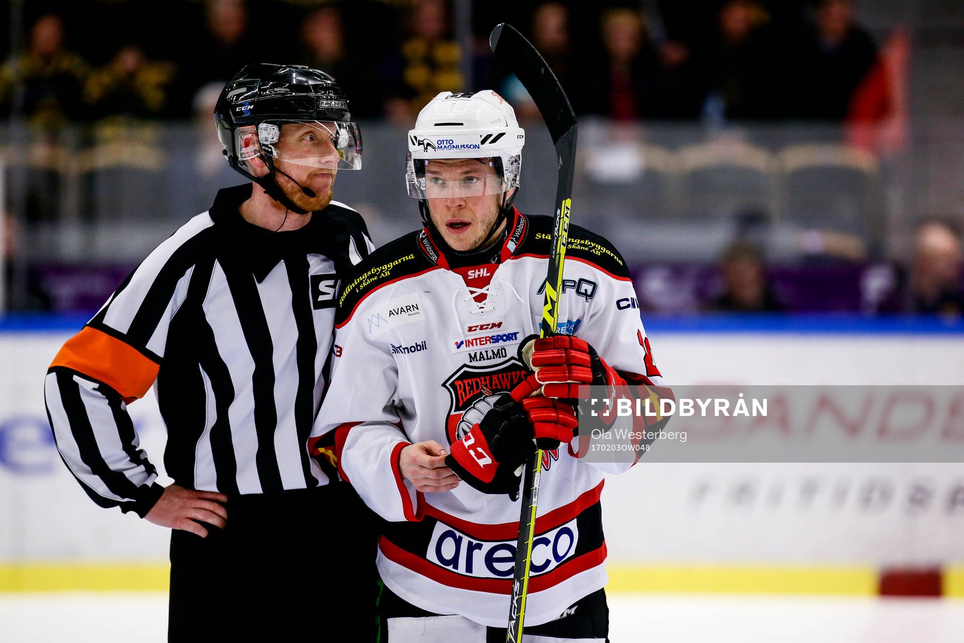 Malmö Redhawks Erik Forssell och Domare Mikael Holm