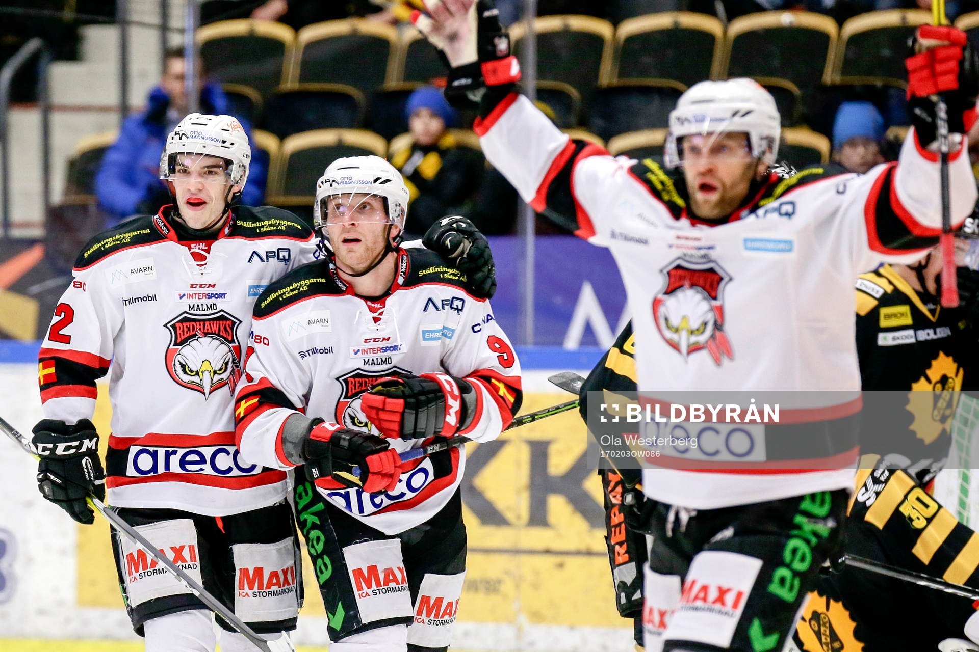 Malmö Redhawks Frederik Storm jublar med lagkamrater
