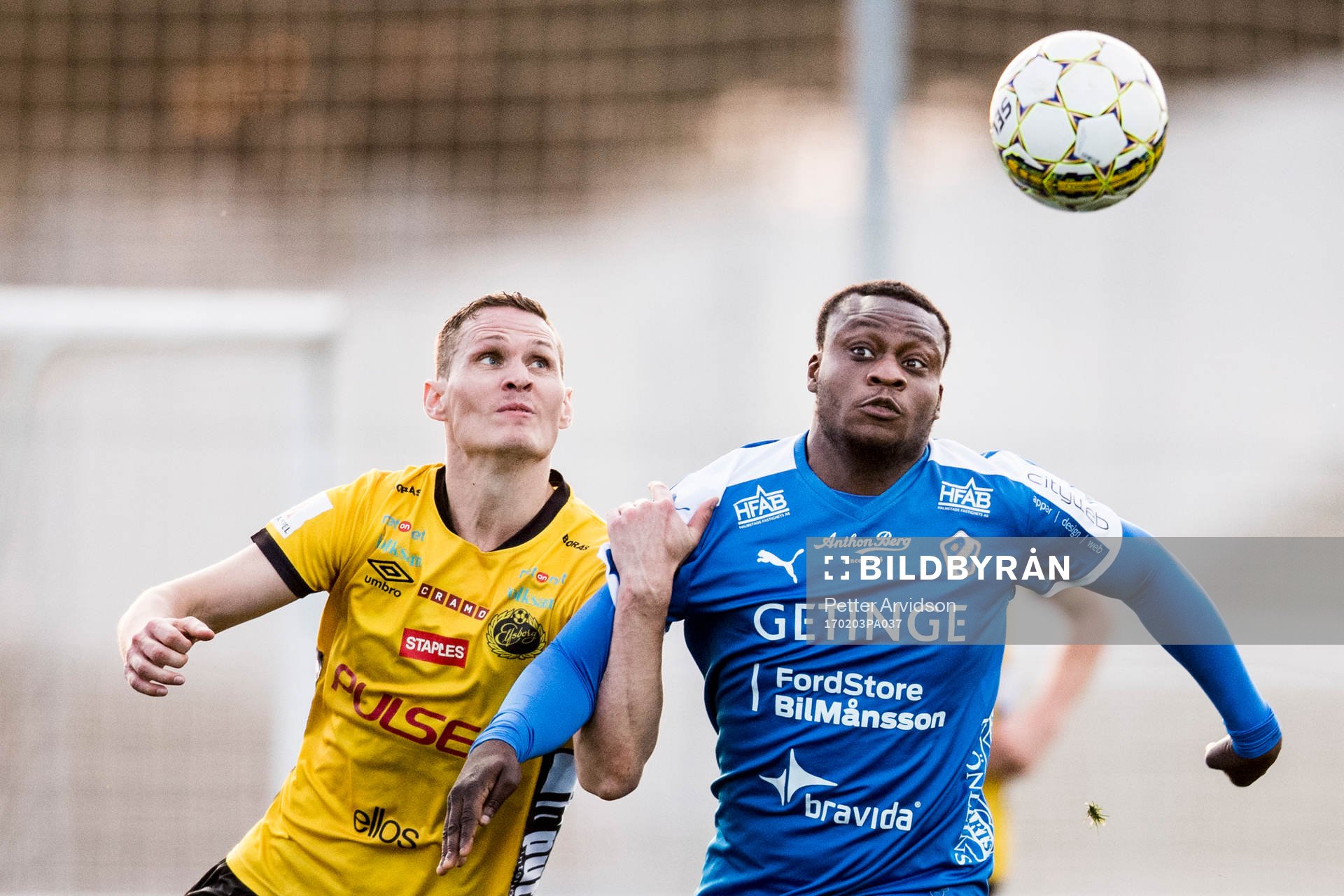 Elfsborgs Jon Jönsson i kamp med Halmstads Andre Ntambue under en träningsmatch mellan Halmstad och Elfsborg den 3 februari 2017 i Salou.