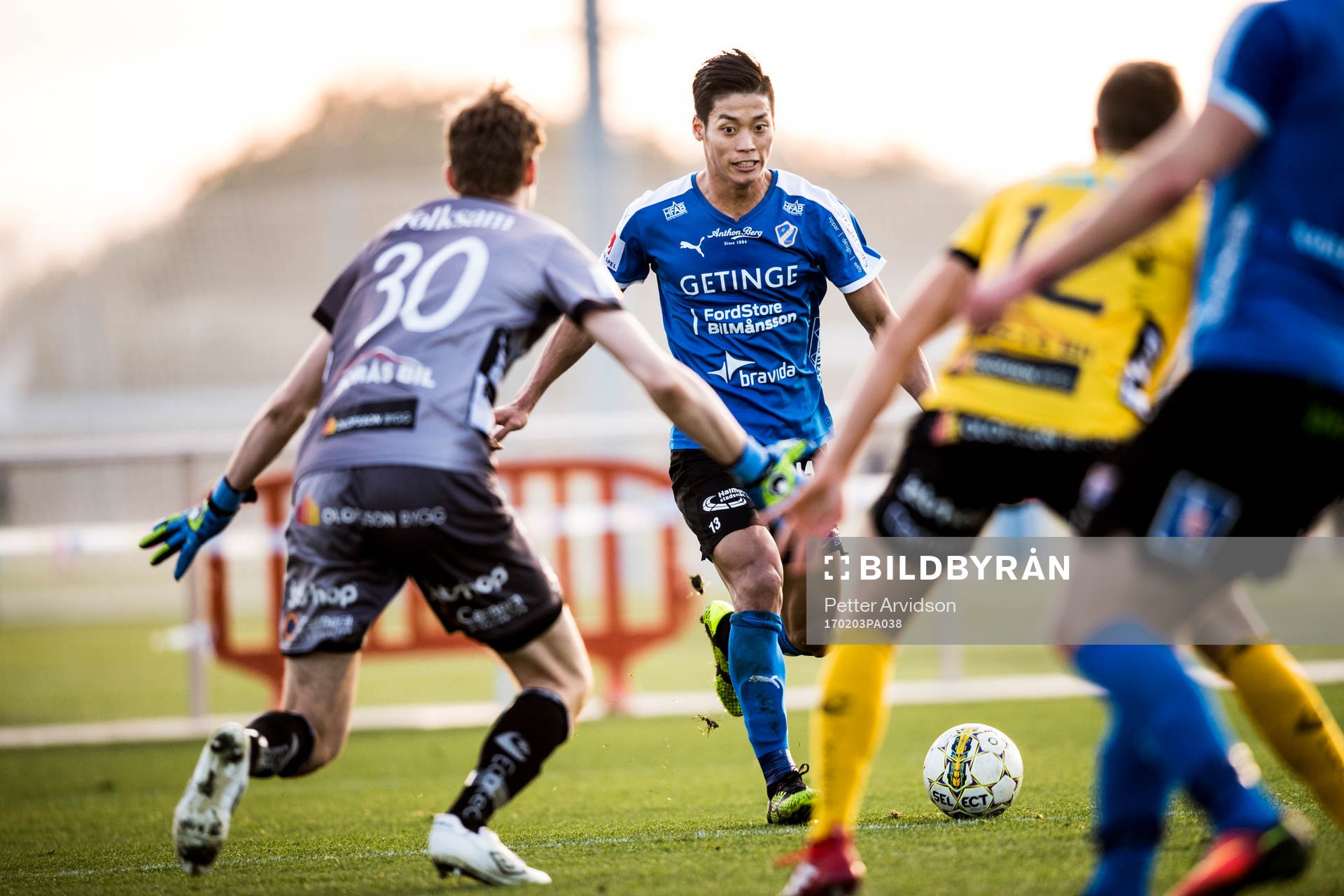 Halmstads Kosuke Kinoshita mot Elfsborgs målvakt Tim