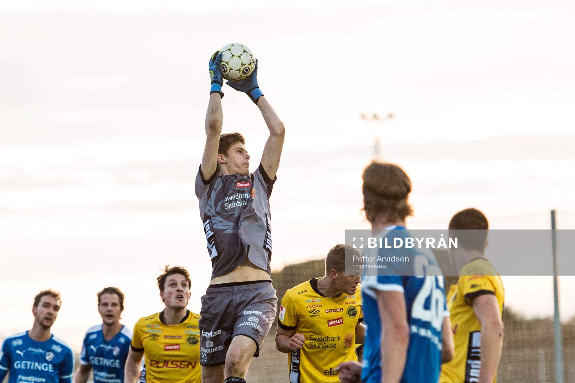 Elfsborgs målvakt Tim Rönning plockar bollen