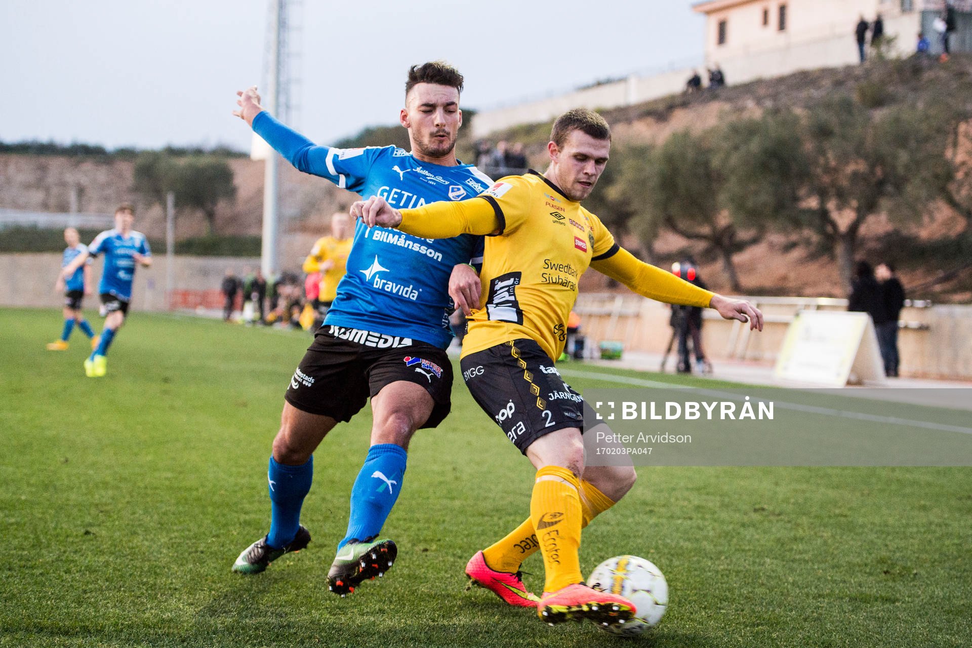 Halmstads Sead Haksabanovic i kamp med Elfsborgs Jesper Manns under en träningsmatch mellan Halmstad och Elfsborg den 3 februari 2017 i Salou.
