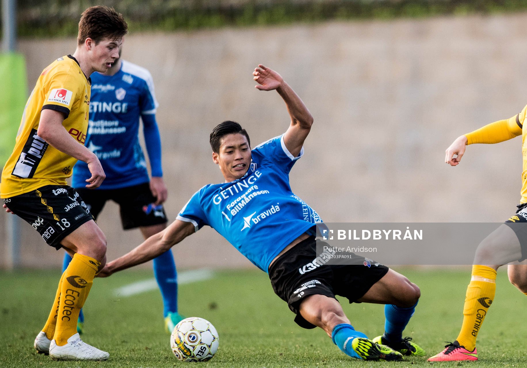 Halmstads Kosuke Kinoshita och Elfsborgs Simon Olsson