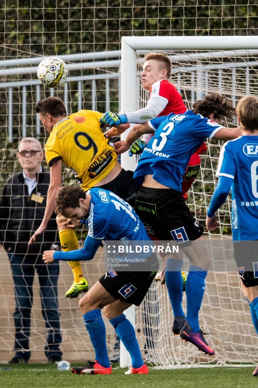 Halmstads målvakt Isak Pettersson mot Elfsborgs Lasse
