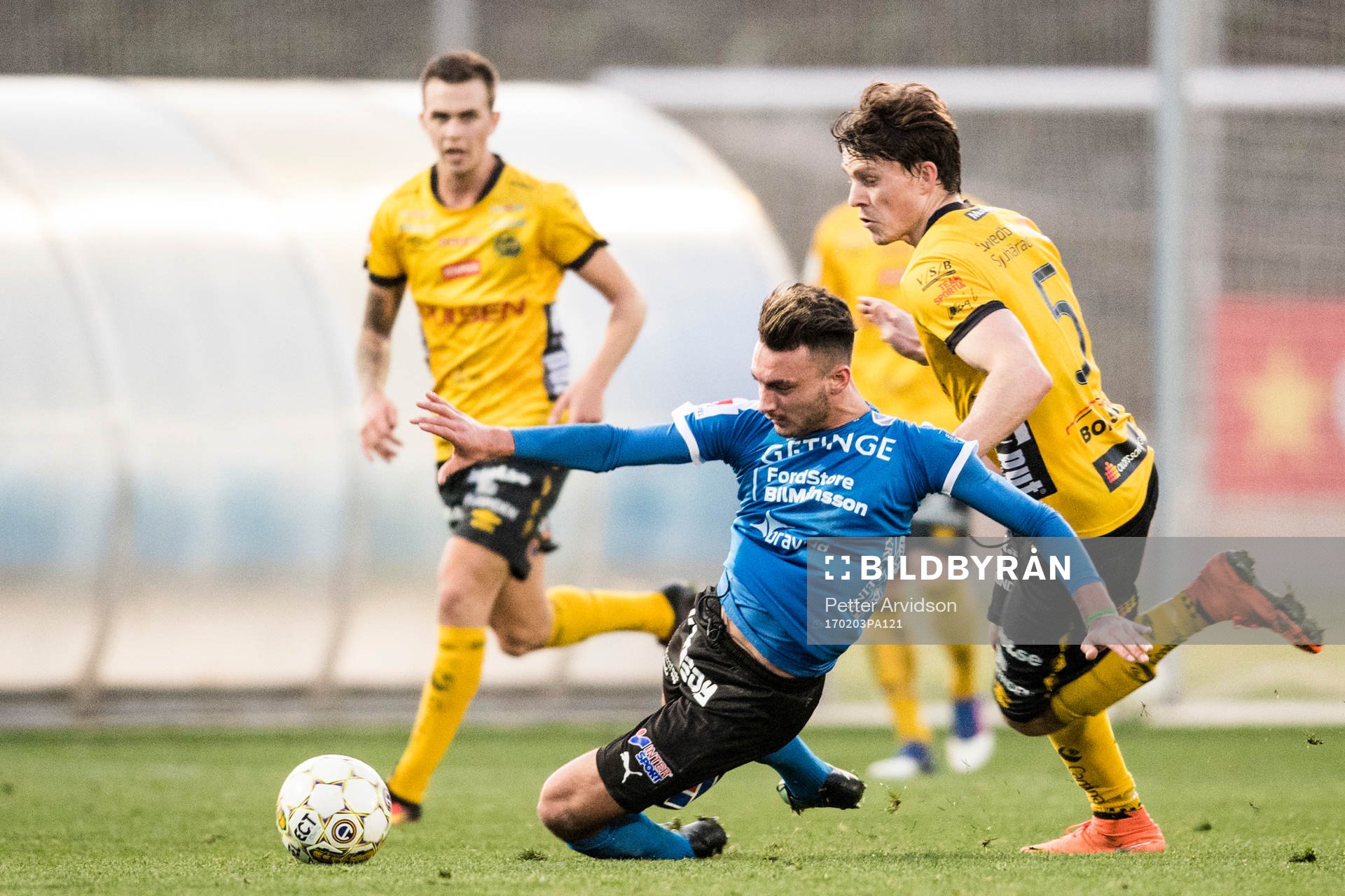 Halmstads Sead Haksabanovic faller i kamp med Elfsborgs Jörgen Horn under en träningsmatch mellan Halmstad och Elfsborg den 3 februari 2017 i Salou.