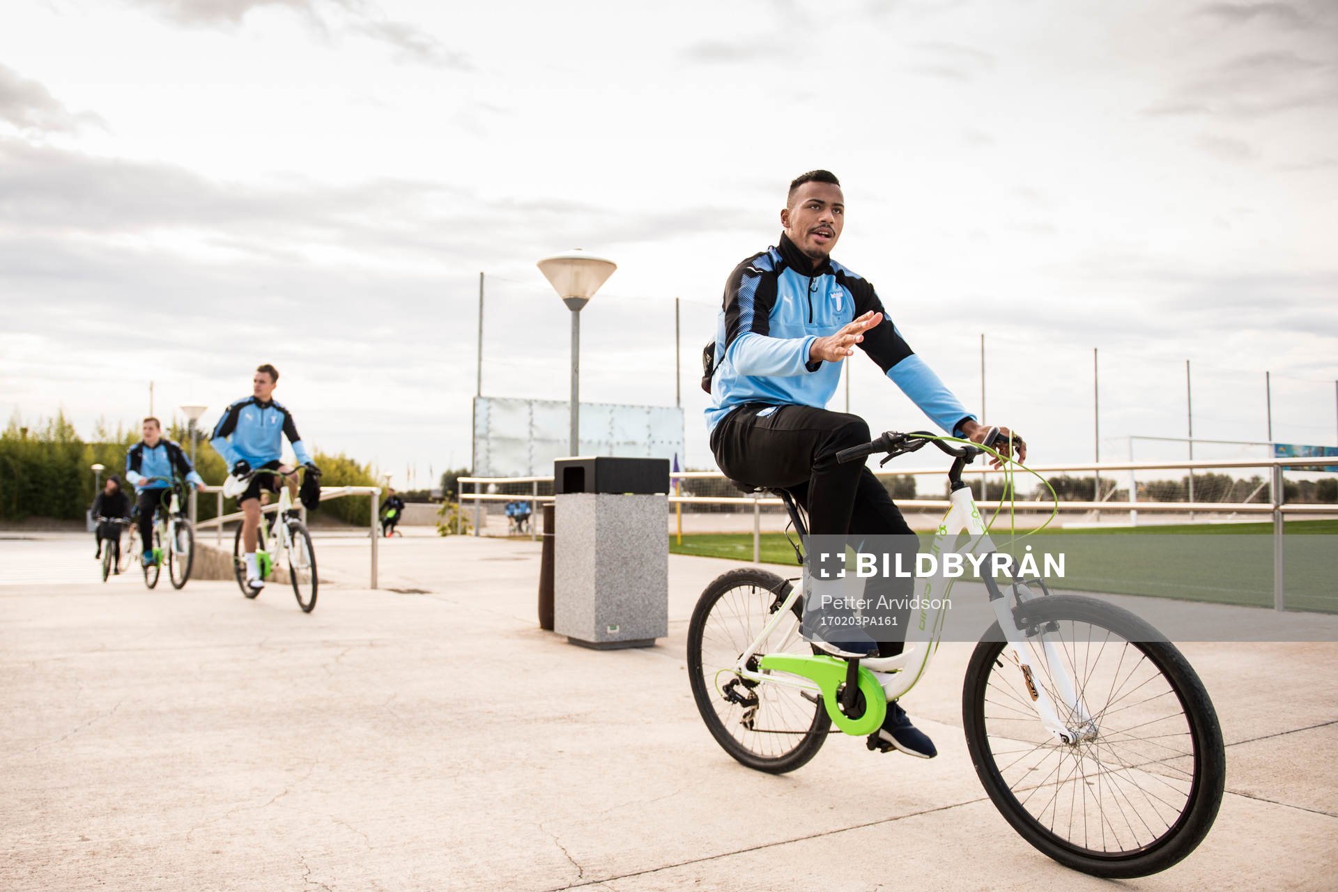 Felipe Carvalho anländer på cykel