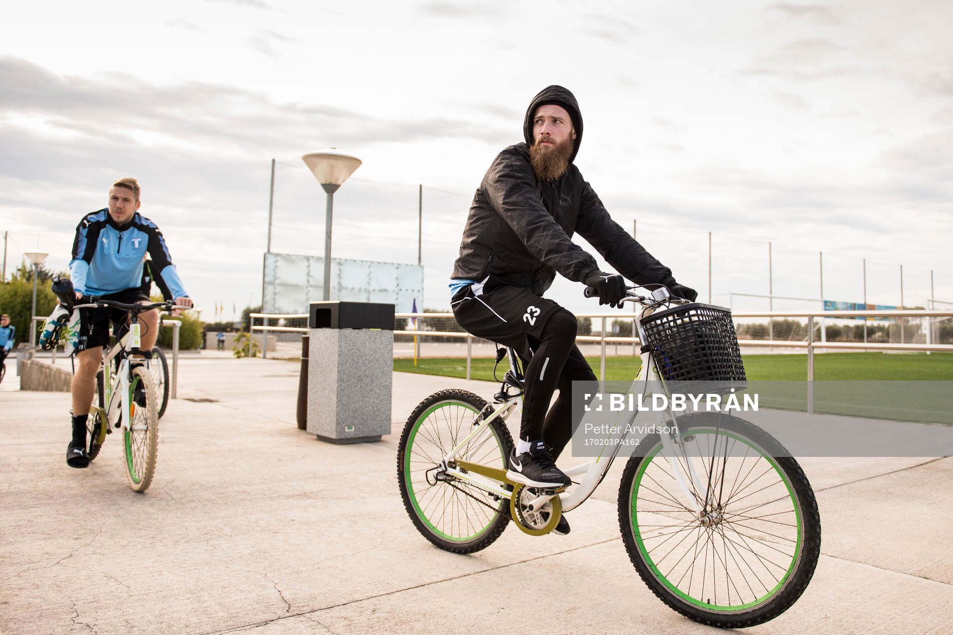 Jo Inge Berget och Anton Tinnerholm anländer på cykel