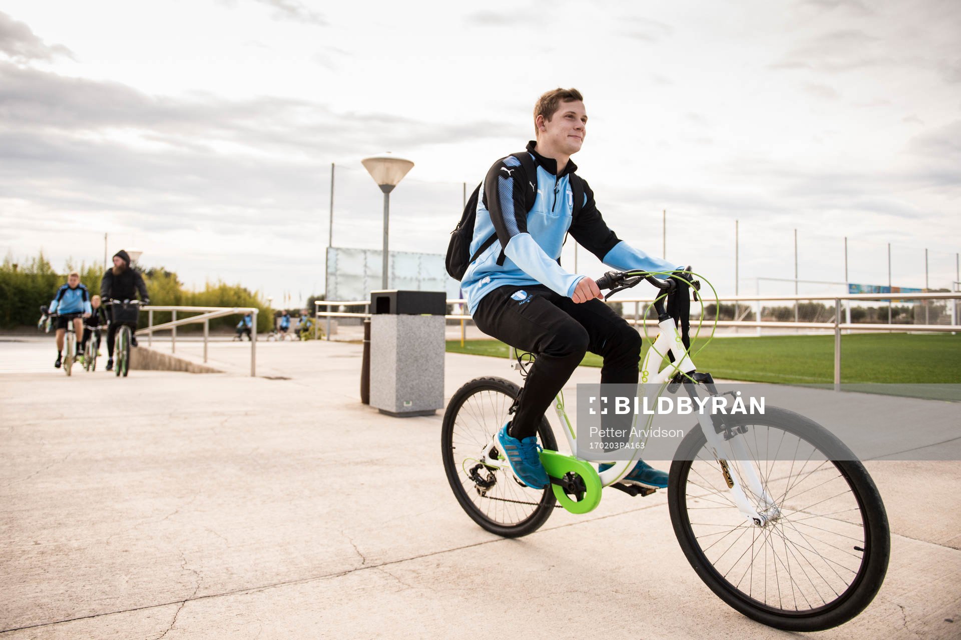 Erik Andersson anländer på cykel