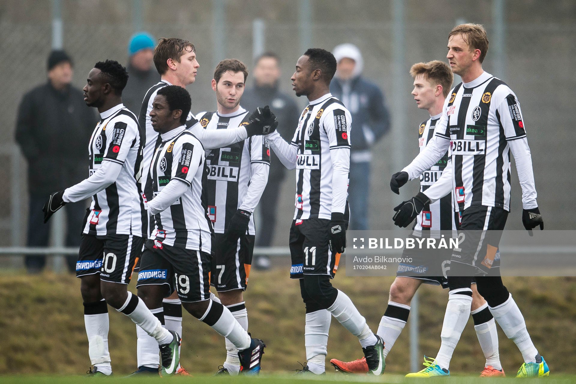 Landskronas Philip Andersson grattar Karim Sadat efter 1-0 målet under en träningsmtach mellan Landskrona och Lödde den 4 februari 2017 i Landskrona.