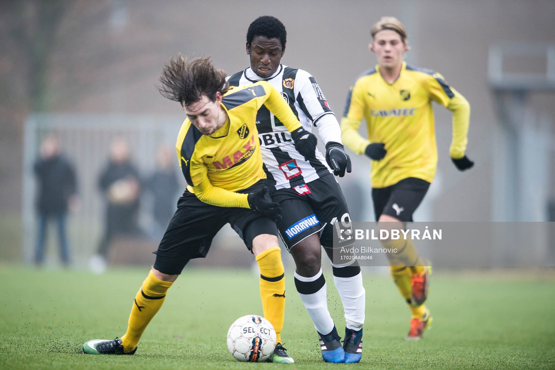 Landskronas Thierry Zahiu i kamp mot en av Löddes spelare under en träningsmtach mellan Landskrona och Lödde den 4 februari 2017 i Landskrona.