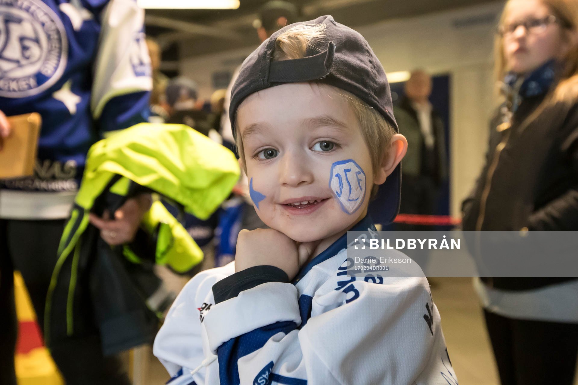 Ung supporter på familjedagen på Tegera arena vid