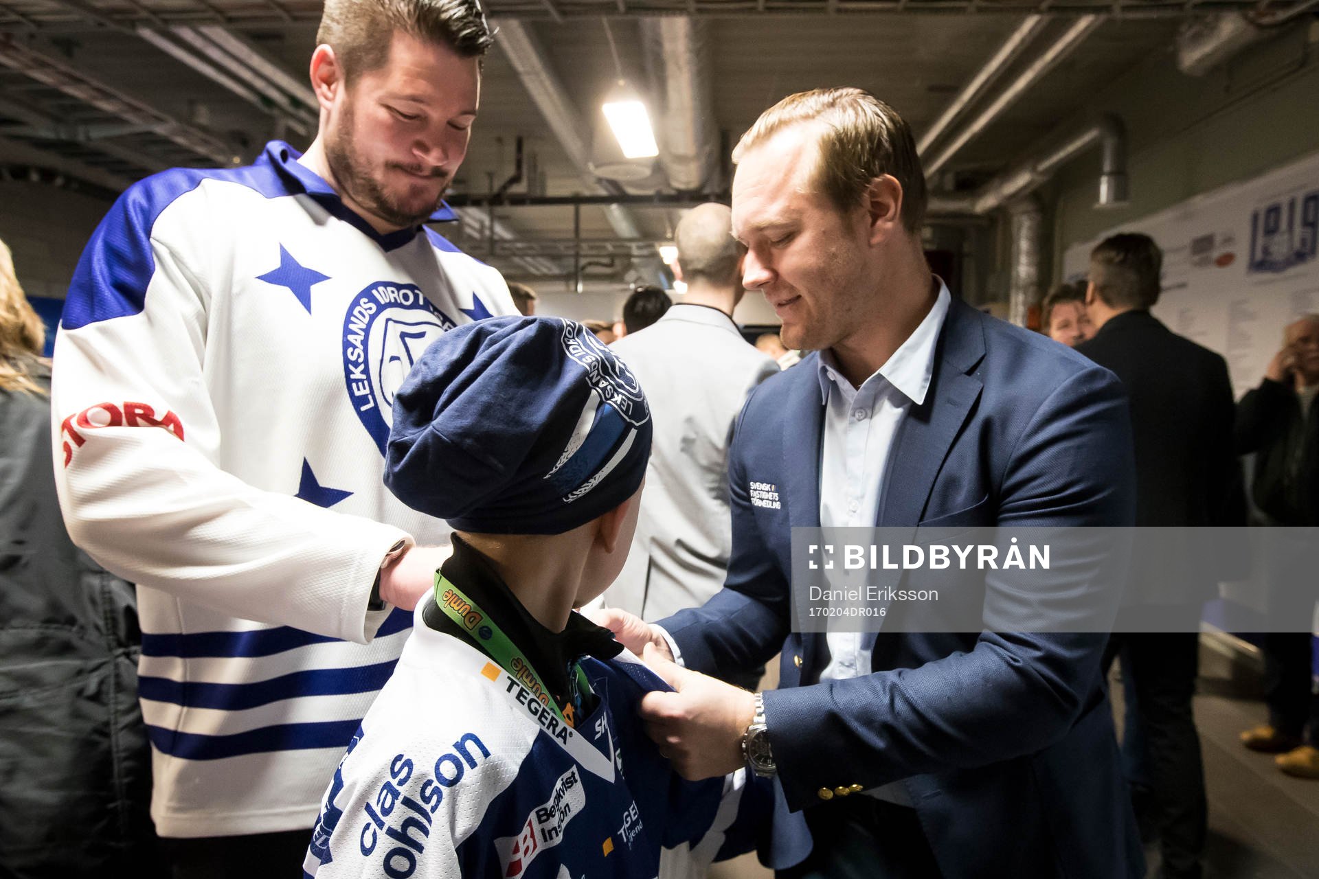 Jens Bergenström signerar tröja innan ishockeymatchen i