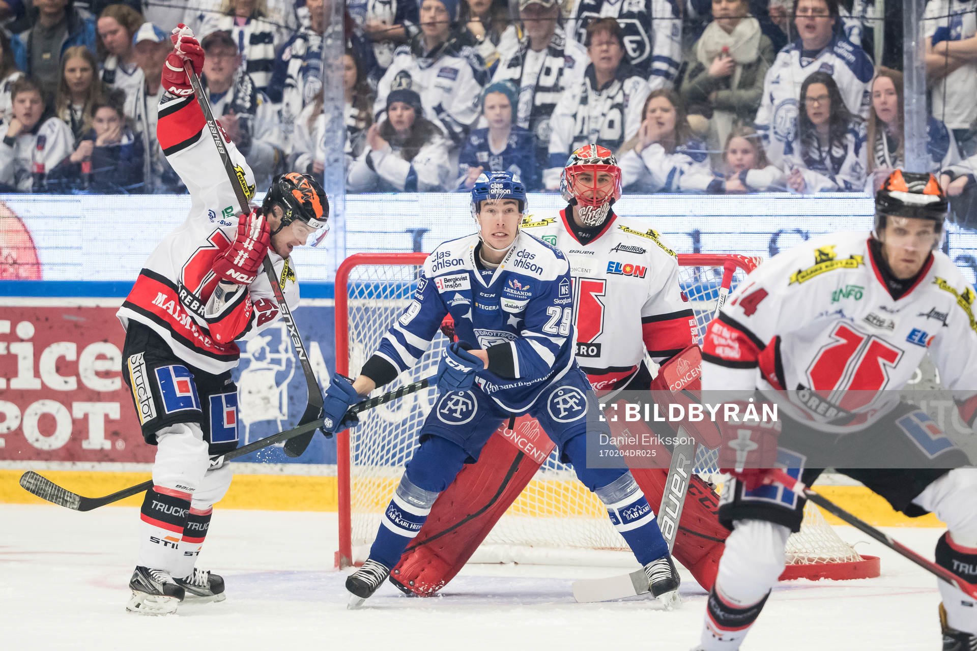 Leksands Tobias Forsberg framför Örebros Bobbo Petersson