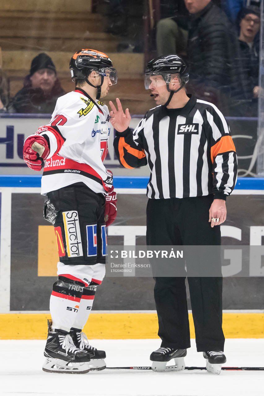 Örebros Libor Hudacek i samtal med domare Patrik Sjöberg