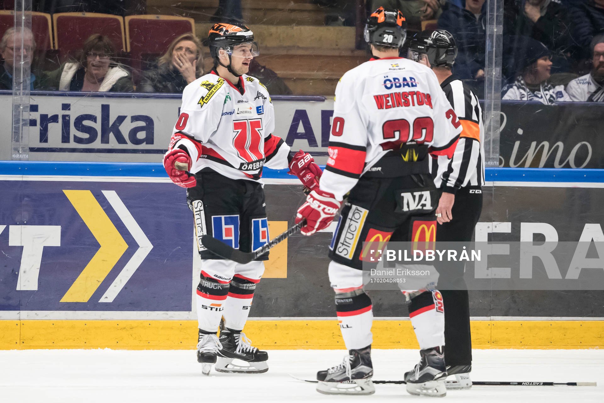 Örebros Libor Hudacek i samtal med domare Patrik Sjöberg