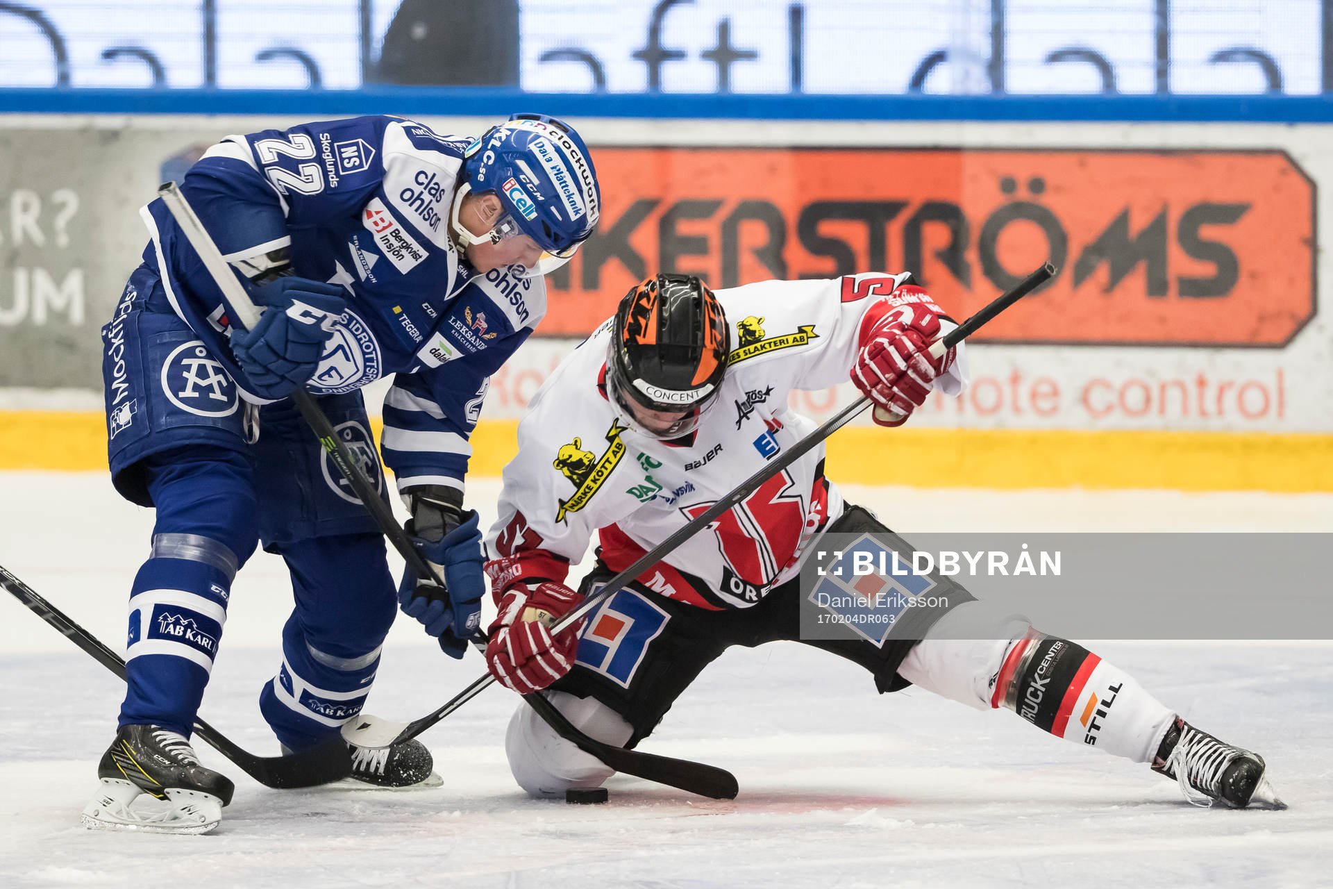 Leksands Martin Grönberg i kamp om pucken med Örebros