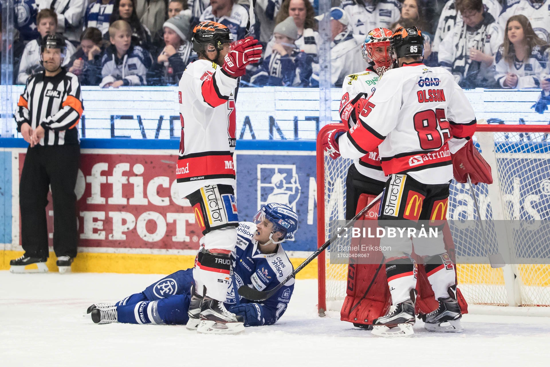 Leksands Johan Olofsson på isen framör Örebros målvakt