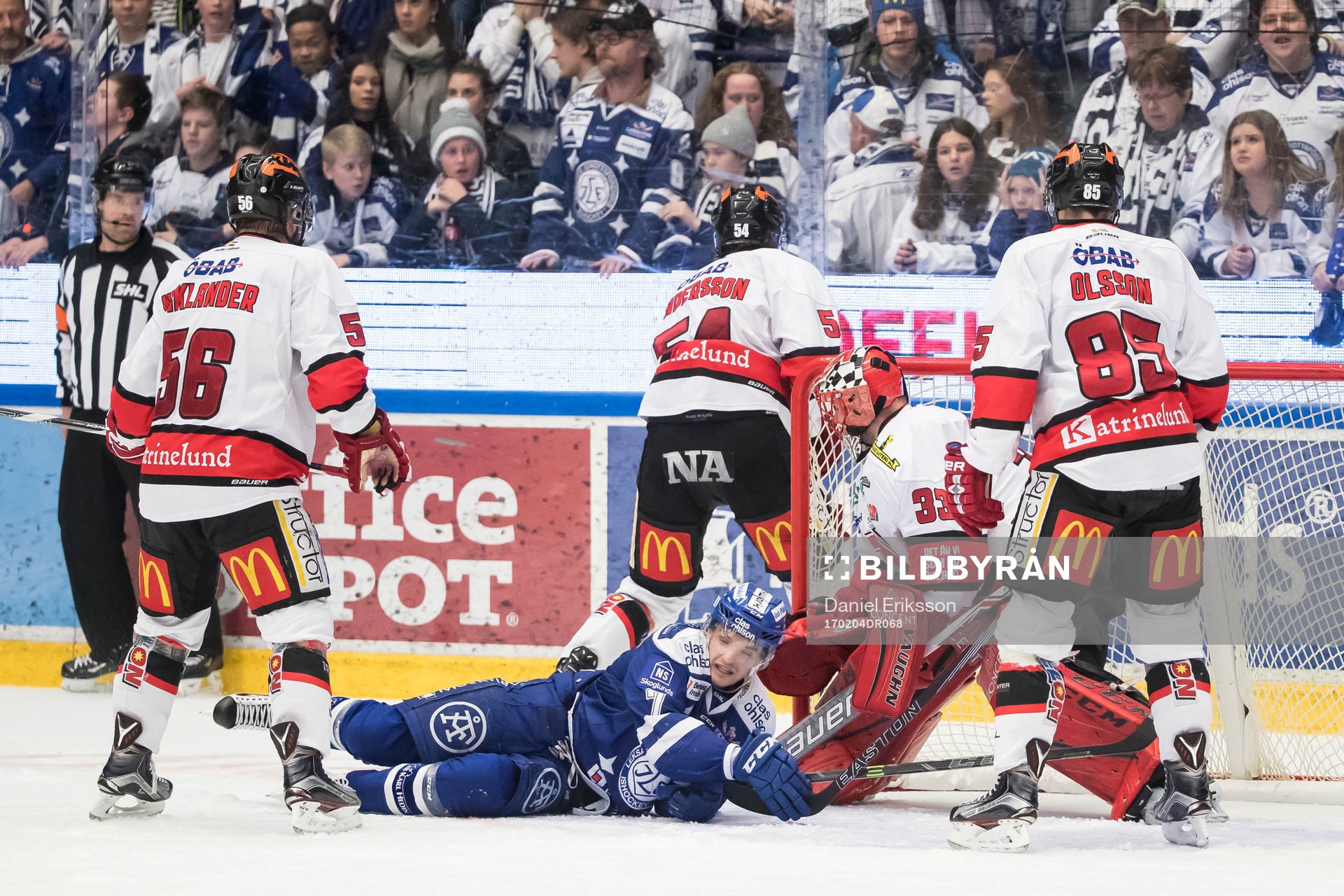 Leksands Johan Olofsson faller framför Örebros målvakt