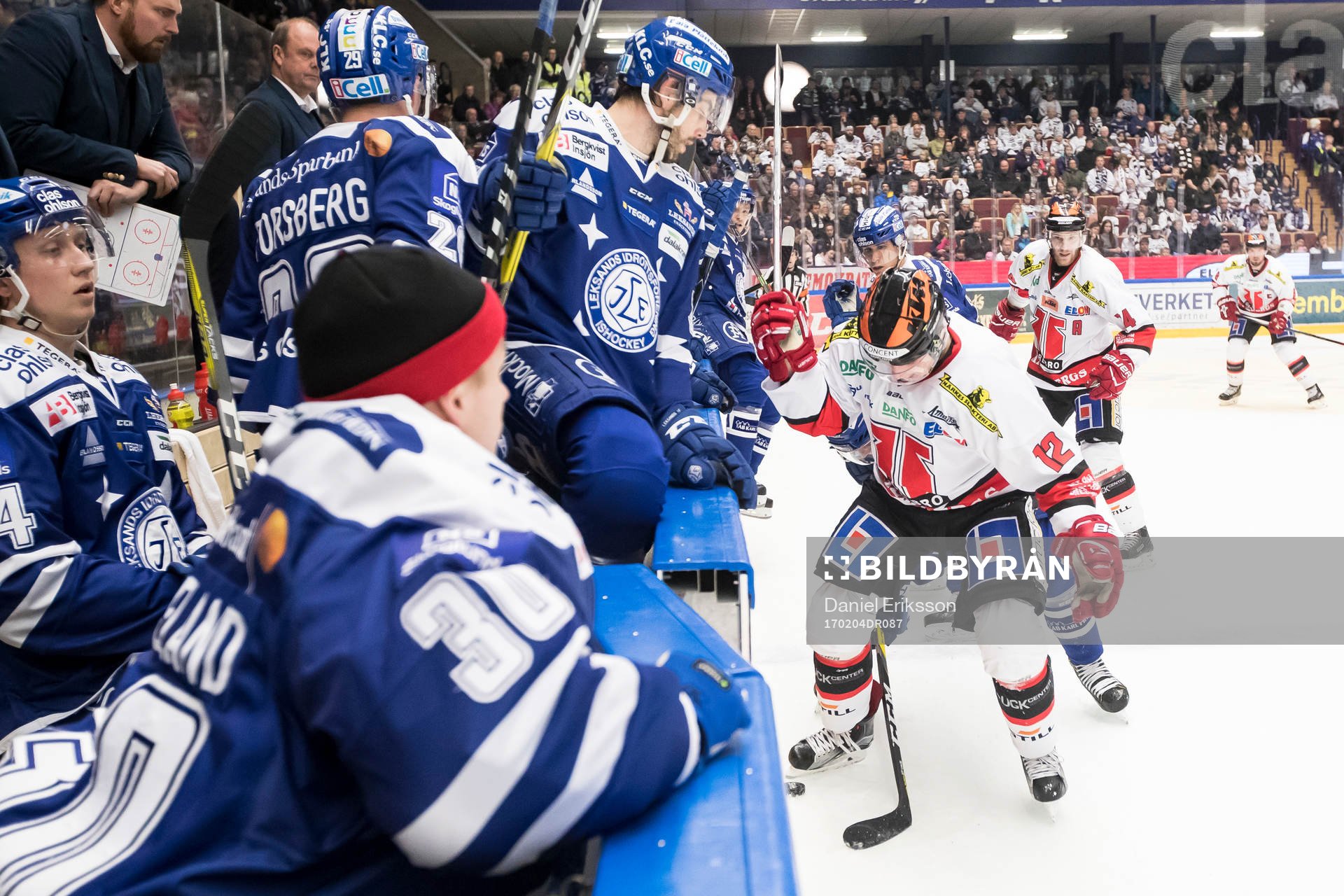 Örebros Glenn Gustafsson framför Leksands Markus