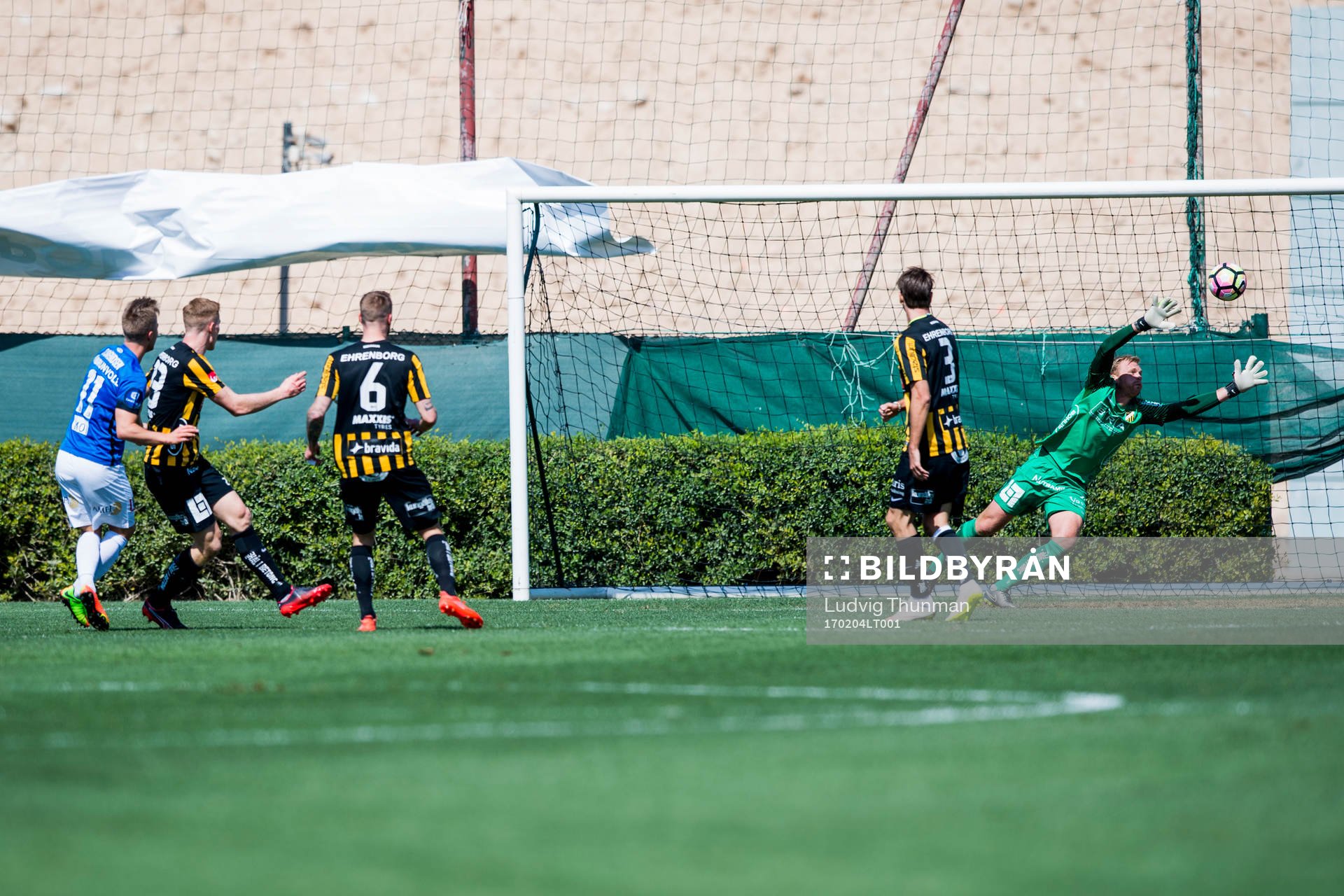 Moldes Sander Svendsen gör 0-1 bakom Häckens målvakt Peter Abrahamsson under fotbollsmatchen mellan Häcken och Molde i Dubai International Cup den 4 februari 2017 i Dubai.