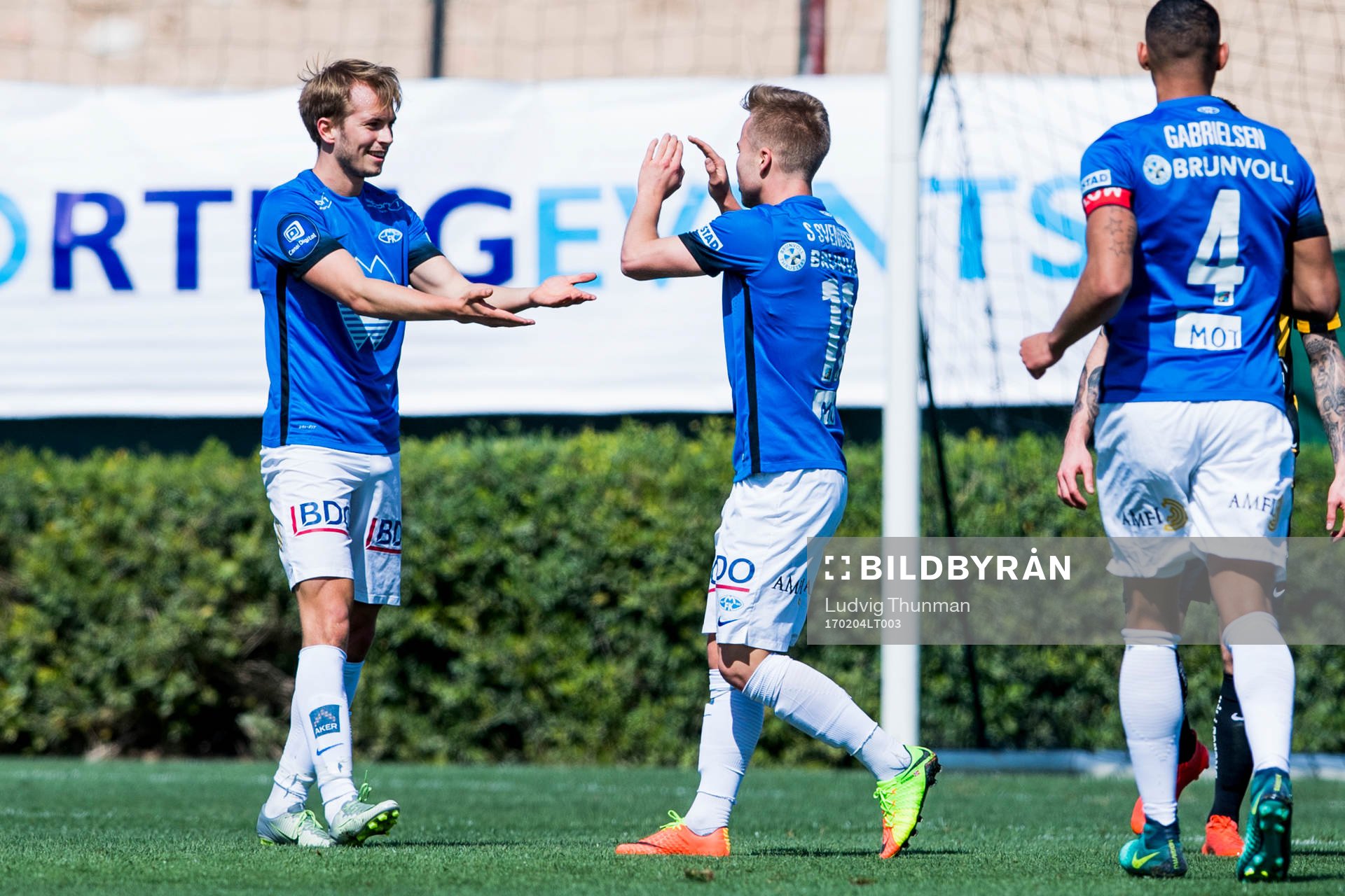 Moldes Sander Svendsen jublar med lagkamratena efter han gjort 0-1 under fotbollsmatchen mellan Häcken och Molde i Dubai International Cup den 4 februari 2017 i Dubai.