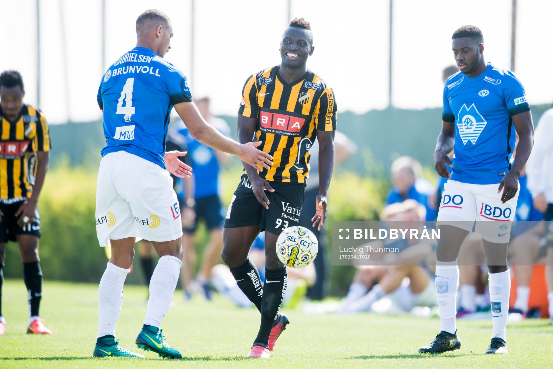 Häckens Alhassan Kamara skrattar under fotbollsmatchen mellan Häcken och Molde i Dubai International Cup den 4 februari 2017 i Dubai.