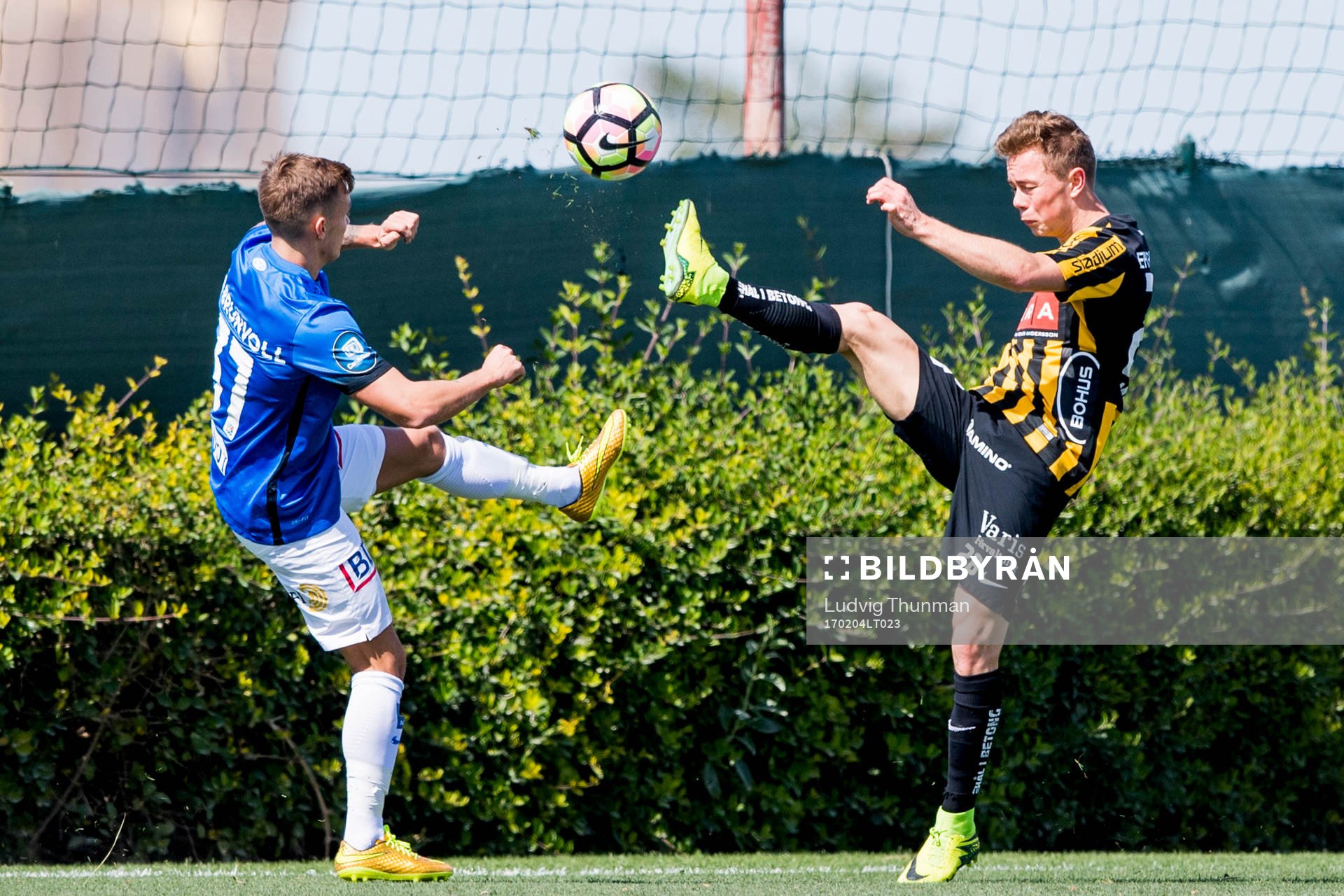 Moldes Ole Martin Rindaroy och Häckens Adam Andersson under fotbollsmatchen mellan Häcken och Molde i Dubai International Cup den 4 februari 2017 i Dubai.