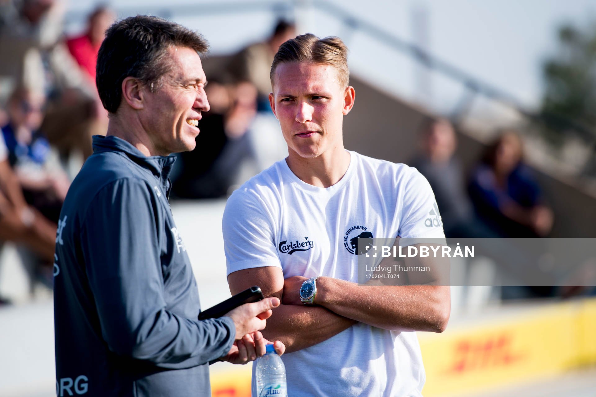 FC Köpenhamns Ludwig Augustinsson pratar med IFK Göteborgs sportchef Mats Gren under fotbollsmatchen mellan FC Köpenhamn och Jeonbuk Motors i Dubai International Cup den 4 februari 2017 i Dubai.