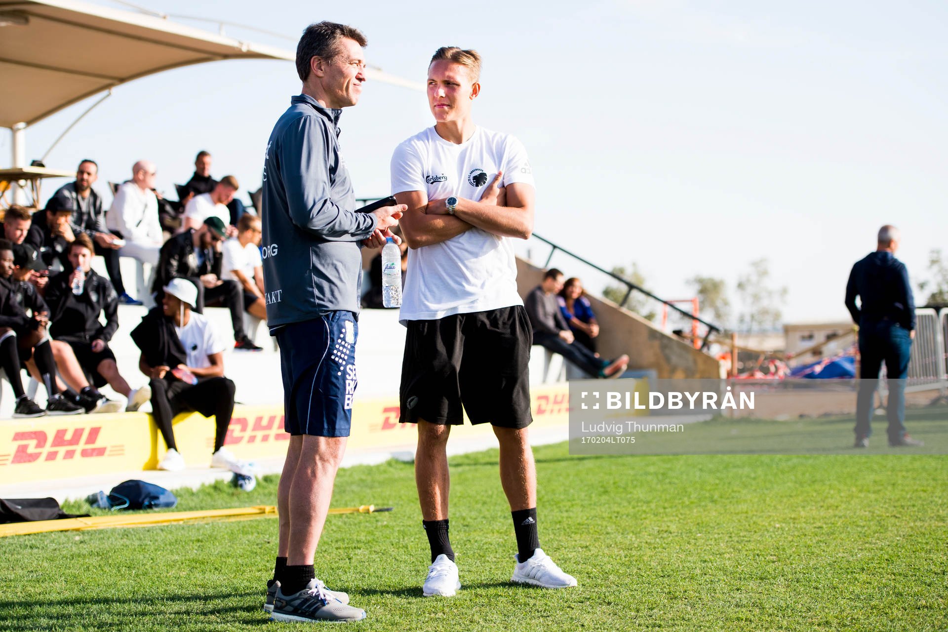 FC Köpenhamns Ludwig Augustinsson pratar med IFK Göteborgs sportchef Mats Gren under fotbollsmatchen mellan FC Köpenhamn och Jeonbuk Motors i Dubai International Cup den 4 februari 2017 i Dubai.