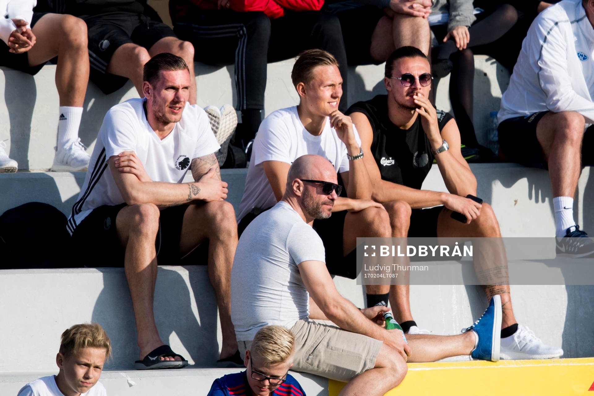 FC Köpenhamns målvakt Robin Olsen, Ludwig Augustinsson och Erik Johansson på läktaren under fotbollsmatchen mellan FC Köpenhamn och Jeonbuk Motors i Dubai International Cup den 4 februari 2017 i Dubai.