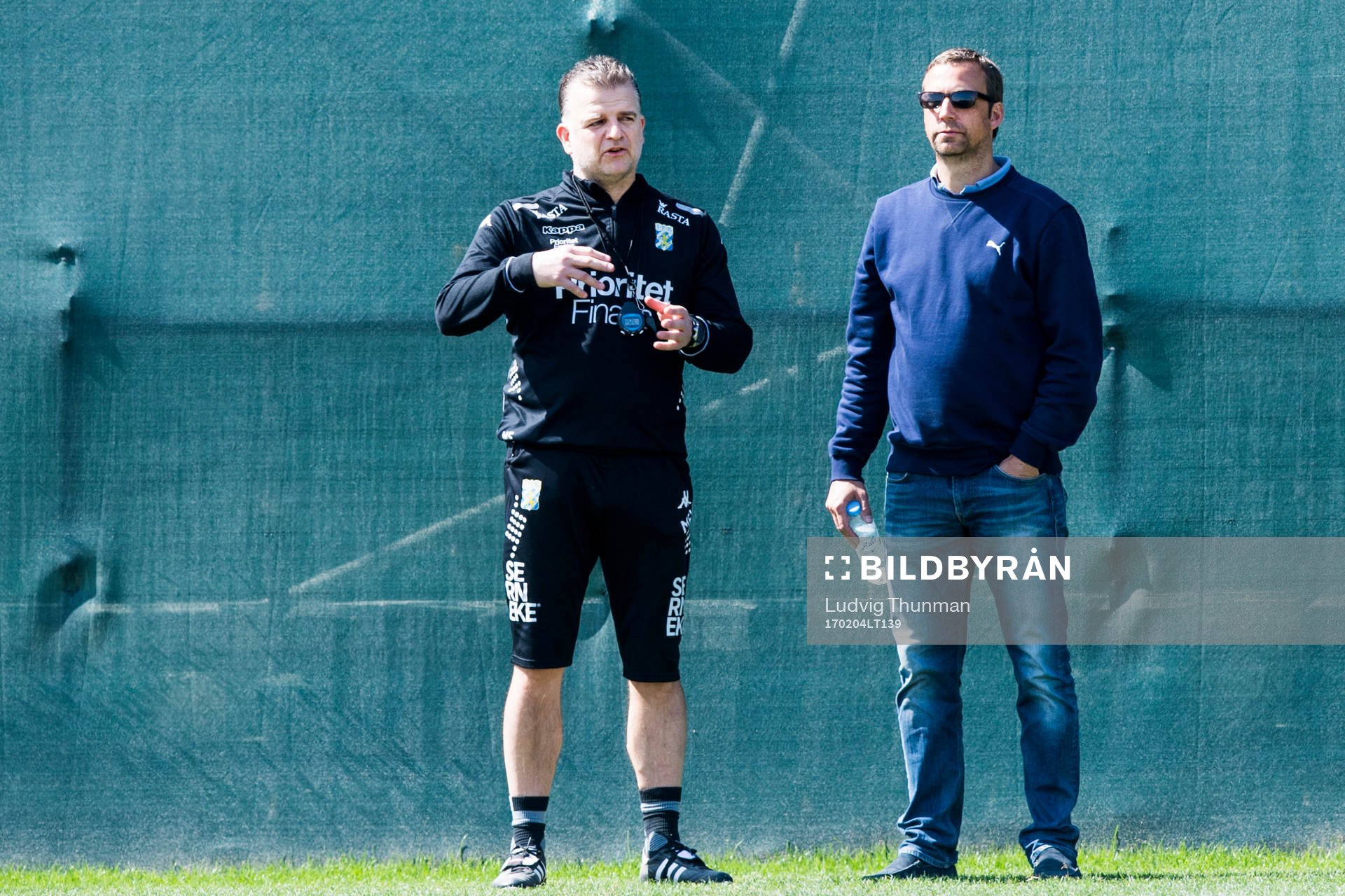 Assisterande tränare Magnus Edlund i samtal med Malmö FFs