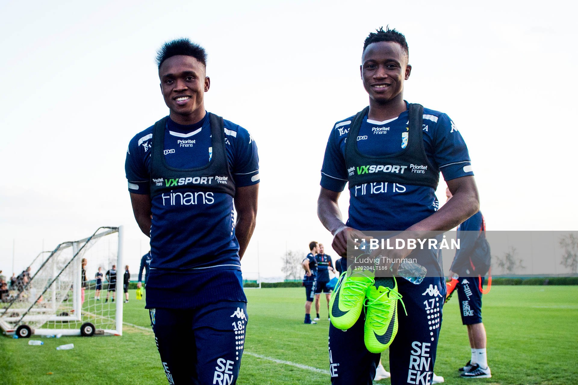 Lawson Sabah och Prosper Kasim lämnar en träning med IFK