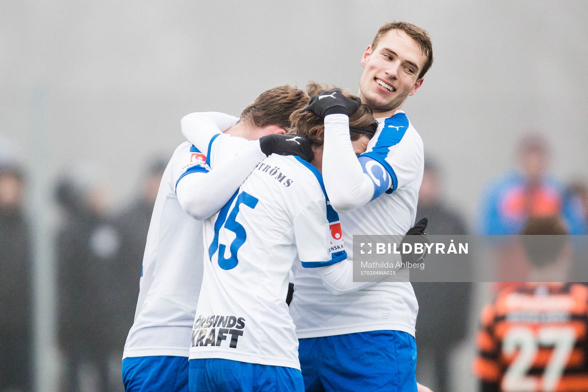 Helsingborgs Max Svensson jublar tillsammans med Frederik Helstrup under en träningsmatch i fotboll mellan Helsingborg och Helsingör den 4 februari 2017 i Helsingborg.