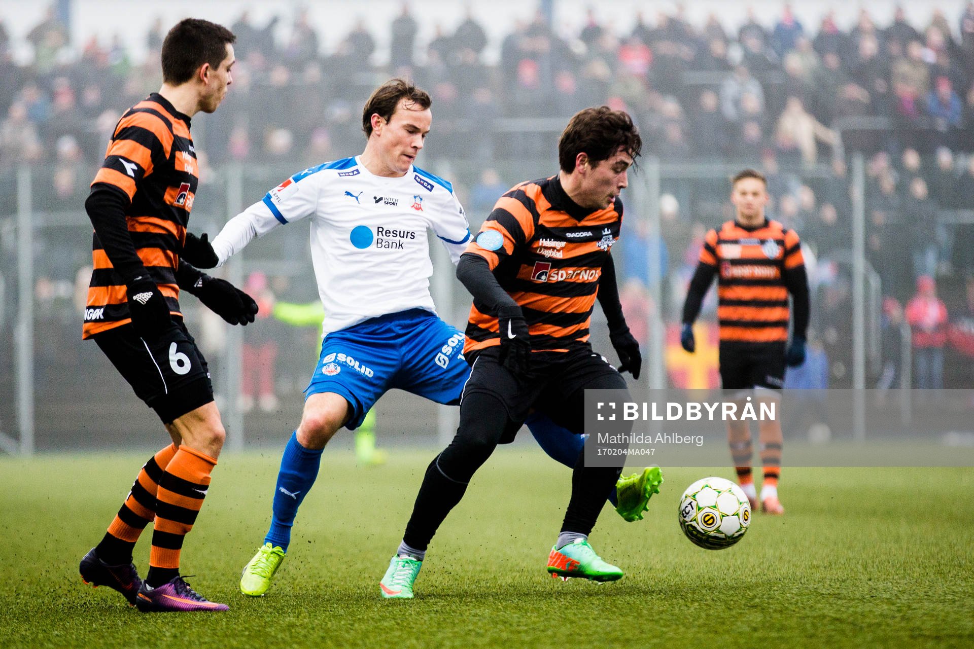 Helsingborgs Anton Wede i duell om bollen
