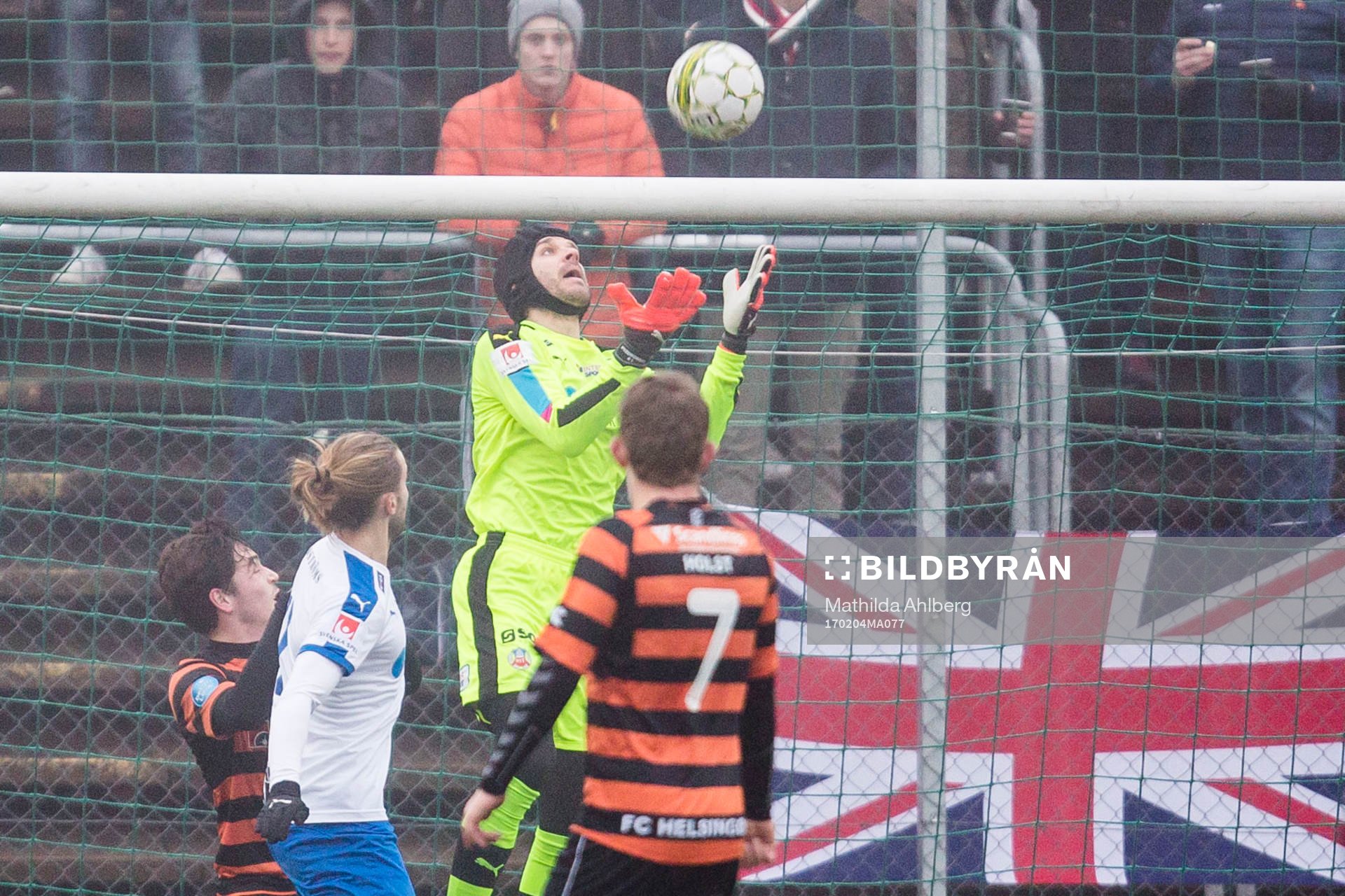 Helsingborgs Matt Pyzdrowski uppe för att fånga bollen