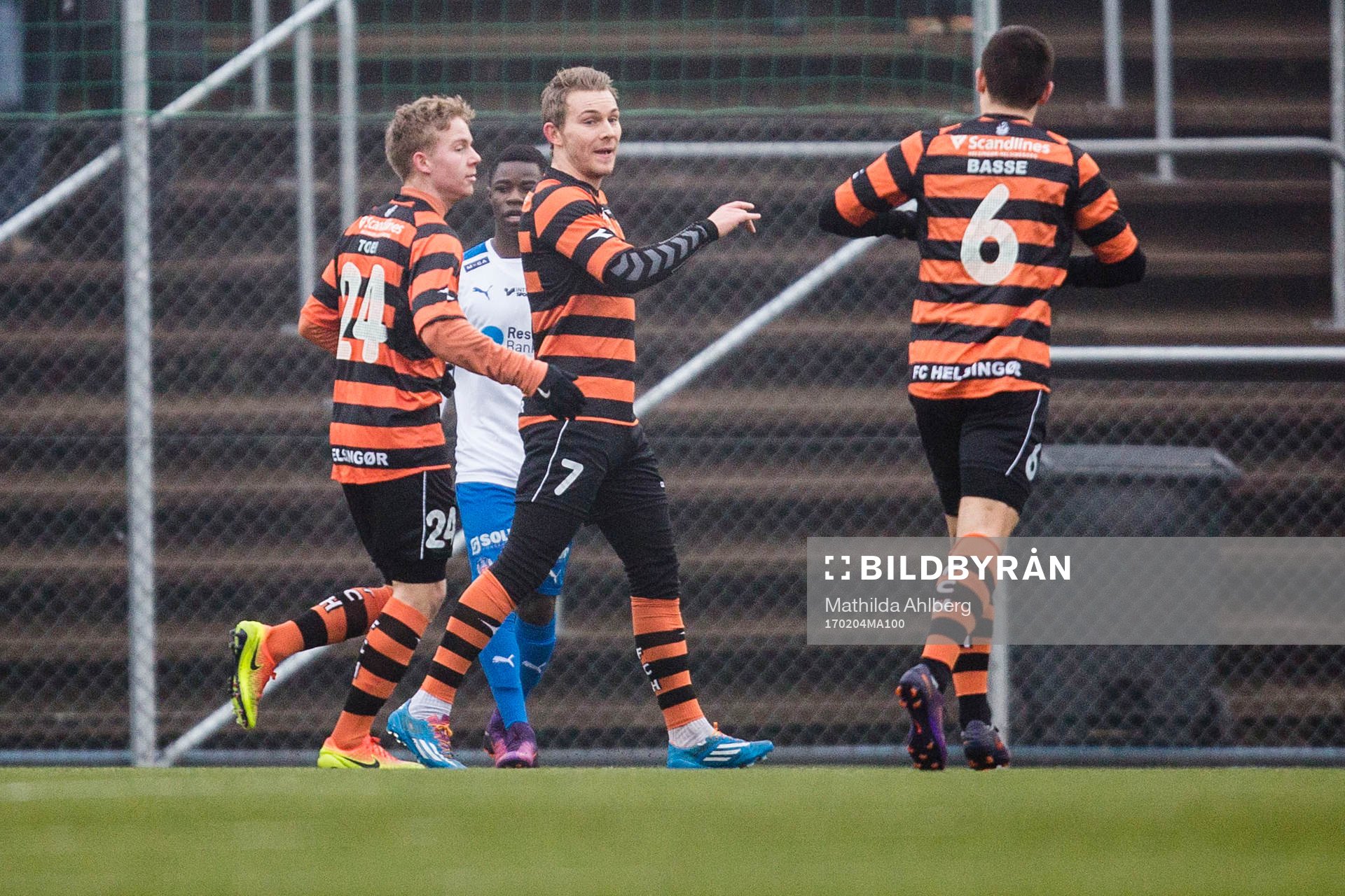 Helsingørs Anders Holst jublar med lagkamrater efter att ha gjort 1-0 under en träningsmatch i fotboll mellan Helsingborg och Helsingör den 4 februari 2017 i Helsingborg.