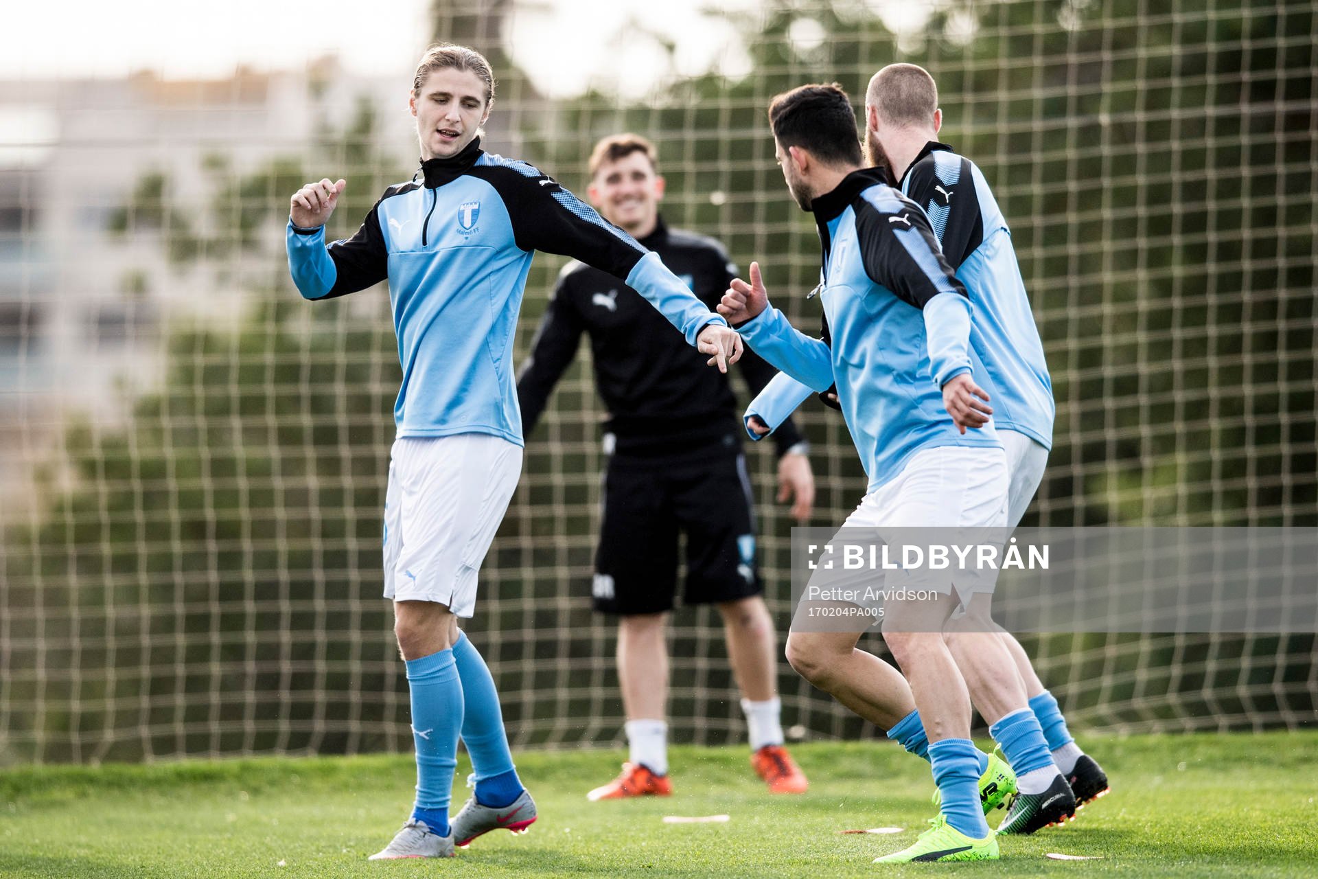 Malmö FFs Pawel Cibicki värmer upp