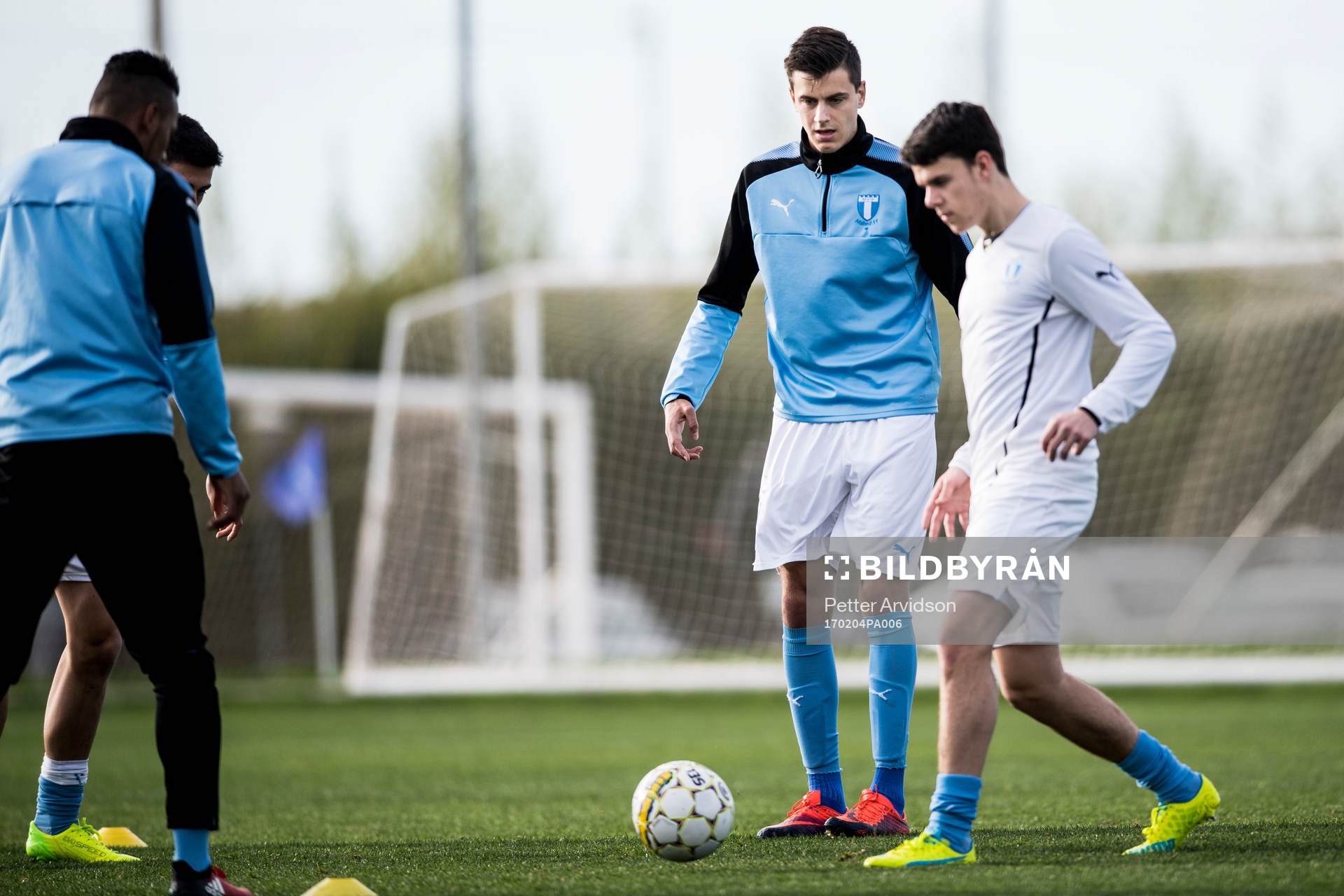Malmö FFs Alexander Jeremejeff och Samuel Adrian värmer