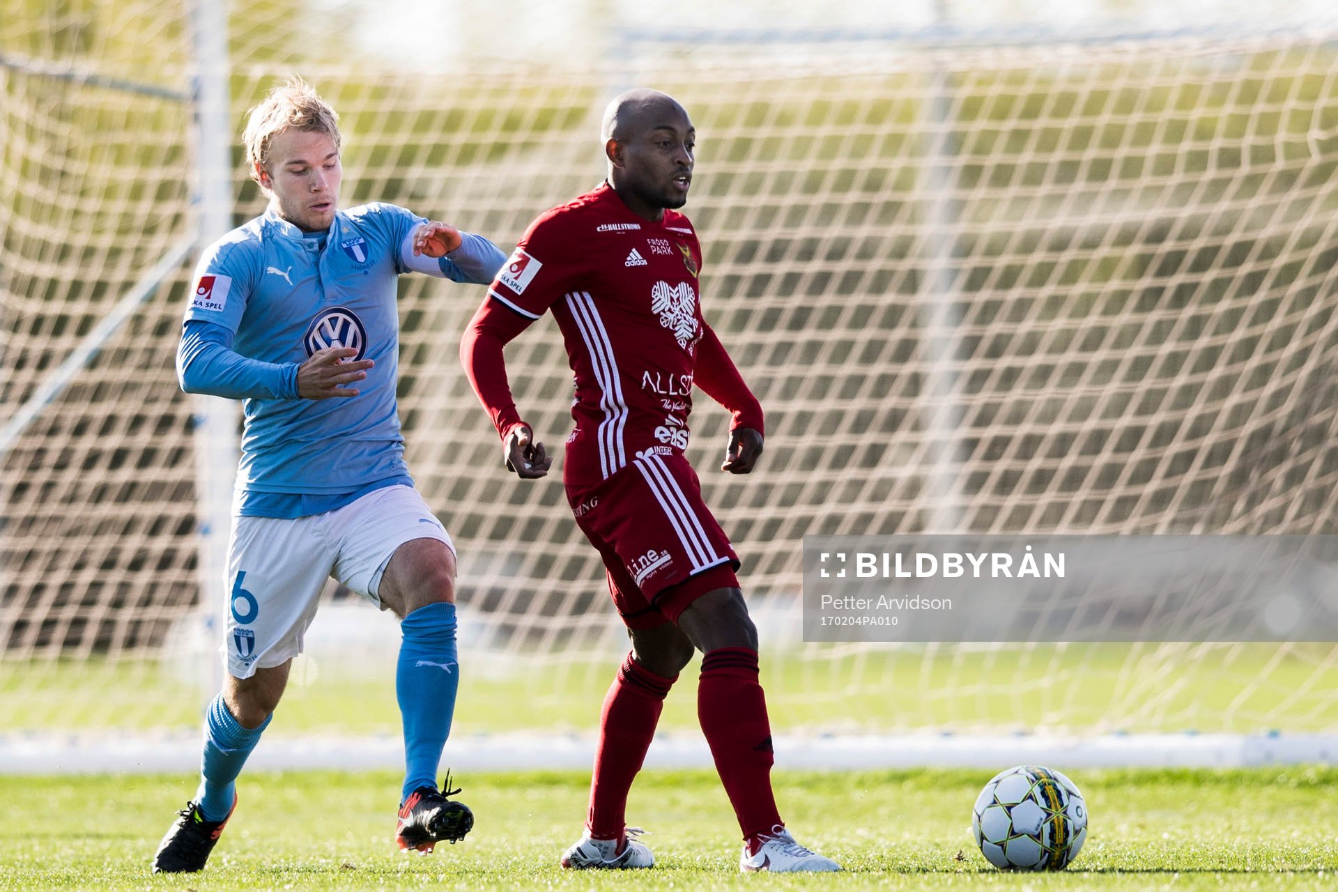 Malmö FFs Oscar Lewicki och Östersunds Fouad Bachirou