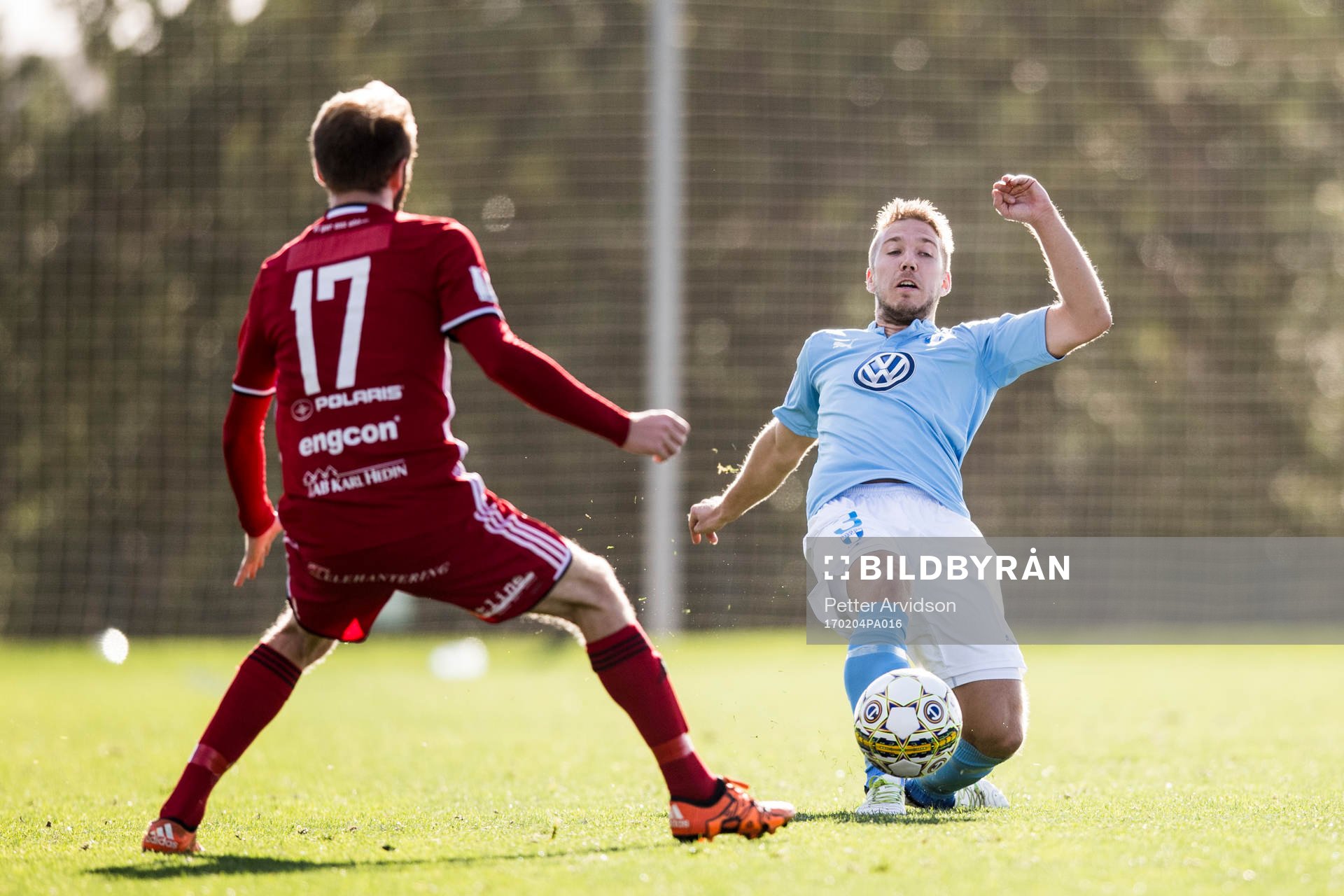 Malmö FFs Anton Tinnerholm och Östersunds Curtis Edwards